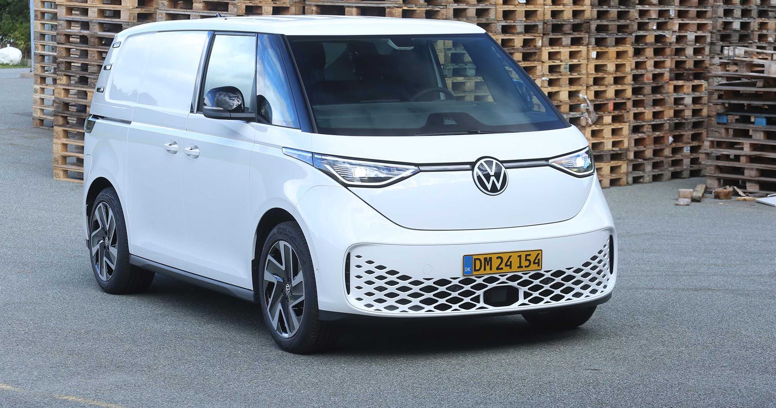 Hvid VW ID. Buzz Cargo med paller i baggrunden. 