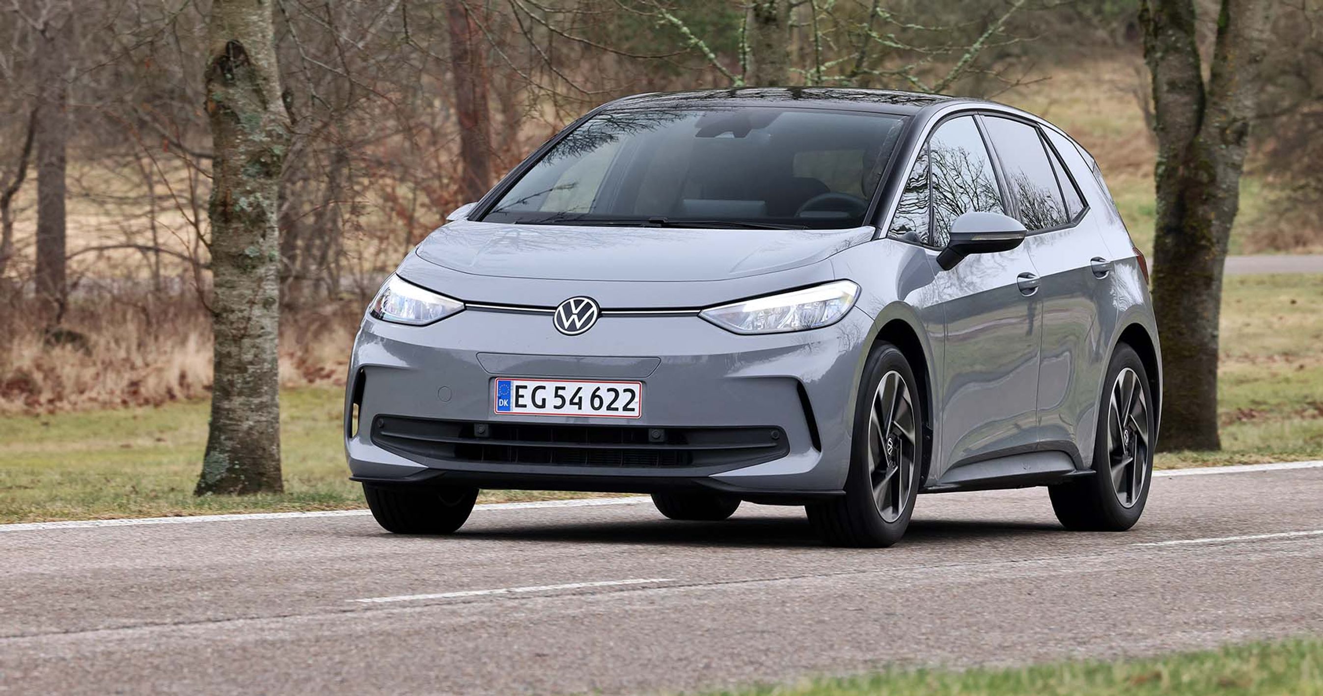 VW ID.3 set forfra, mens den kører på vej med træer i baggrunden