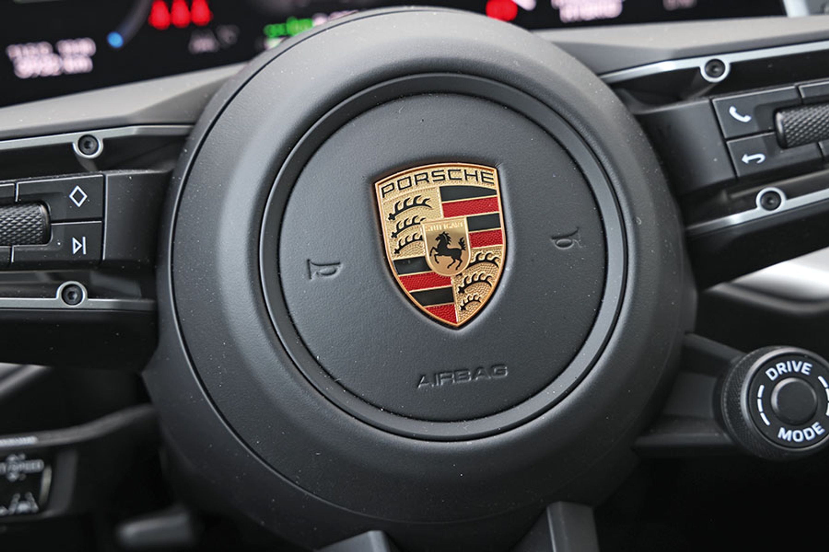 Sportsrattet af GT-typen koster lidt over 8.000 kr. ekstra, men så får man også et flot klassisk Porsche-logo lige i midten.