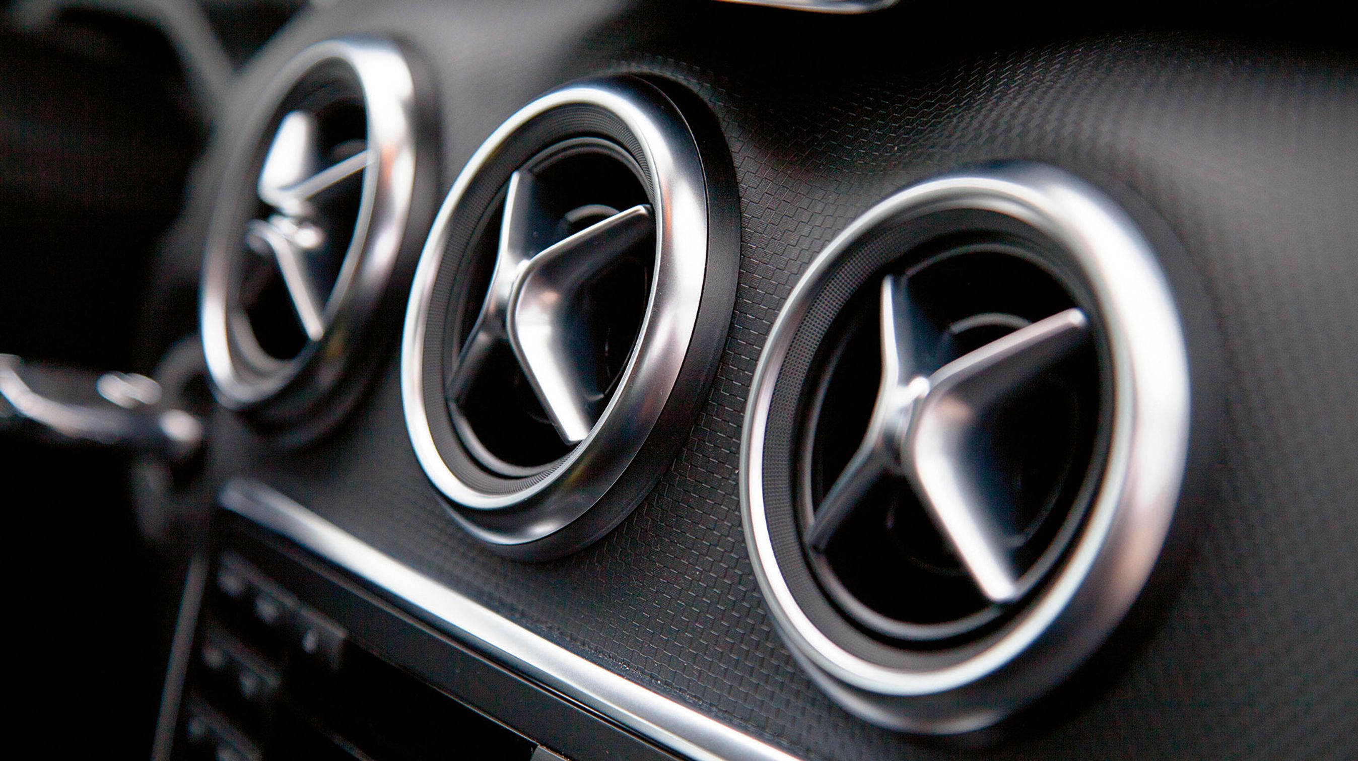 De mange runde luftdyser ser rappe ud og virker fint, men de er lidt billige at røre ved.