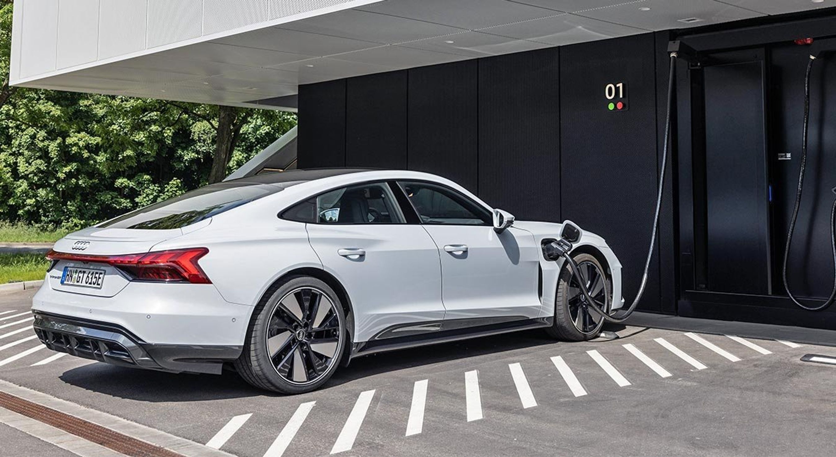 Ladestationen i Nürnberg kan håndtere otte biler samtidig. Er man Audi-ejer kan man forhåndsreservere en ladeplads fra bilens skærm, og så vipper den sorte bøjle op og spærrer pladsen.