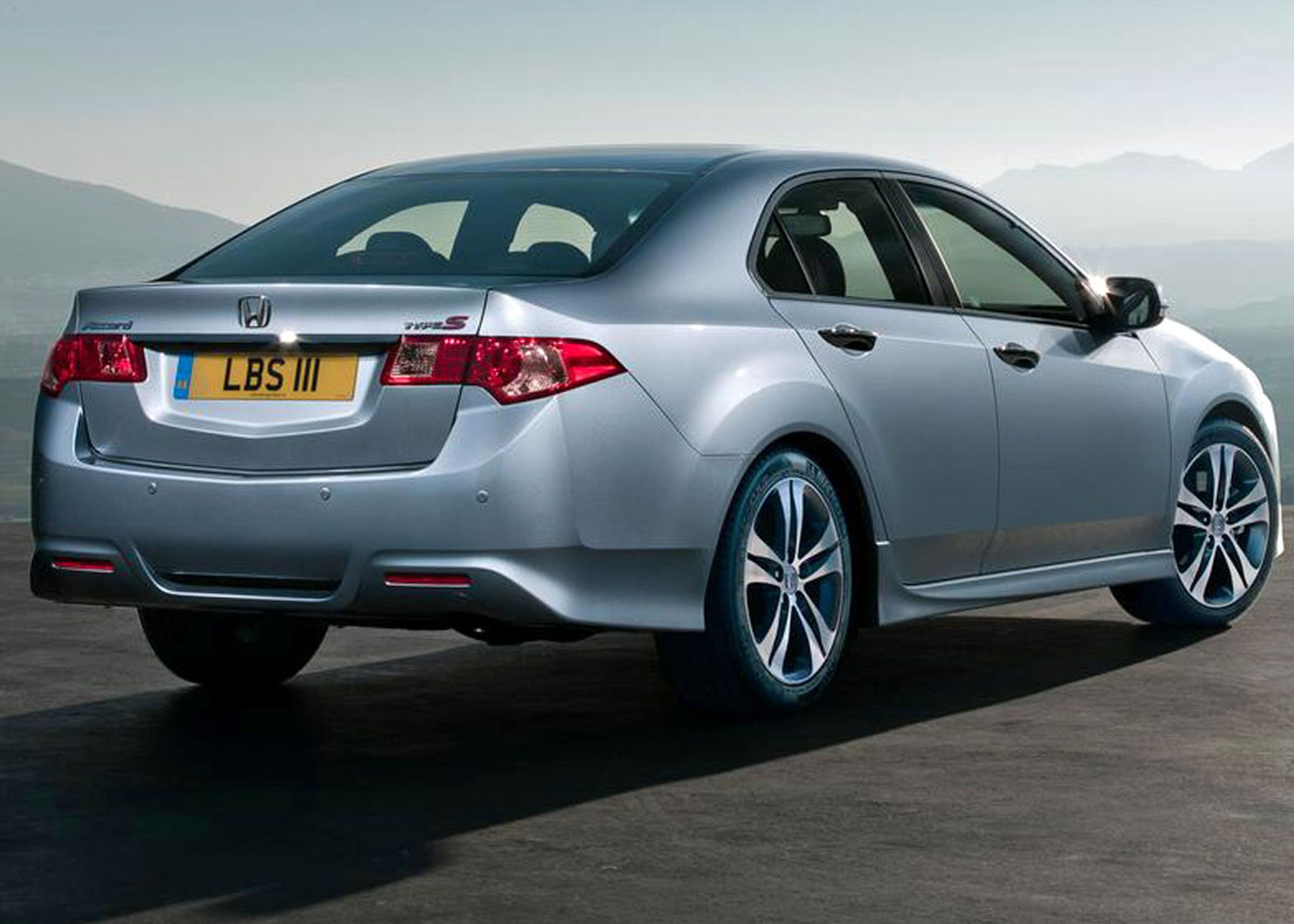 Accord 2011 har fået et rødt skær hen over baklygten og blinklys for at give bilen et mere harmonisk udseende.