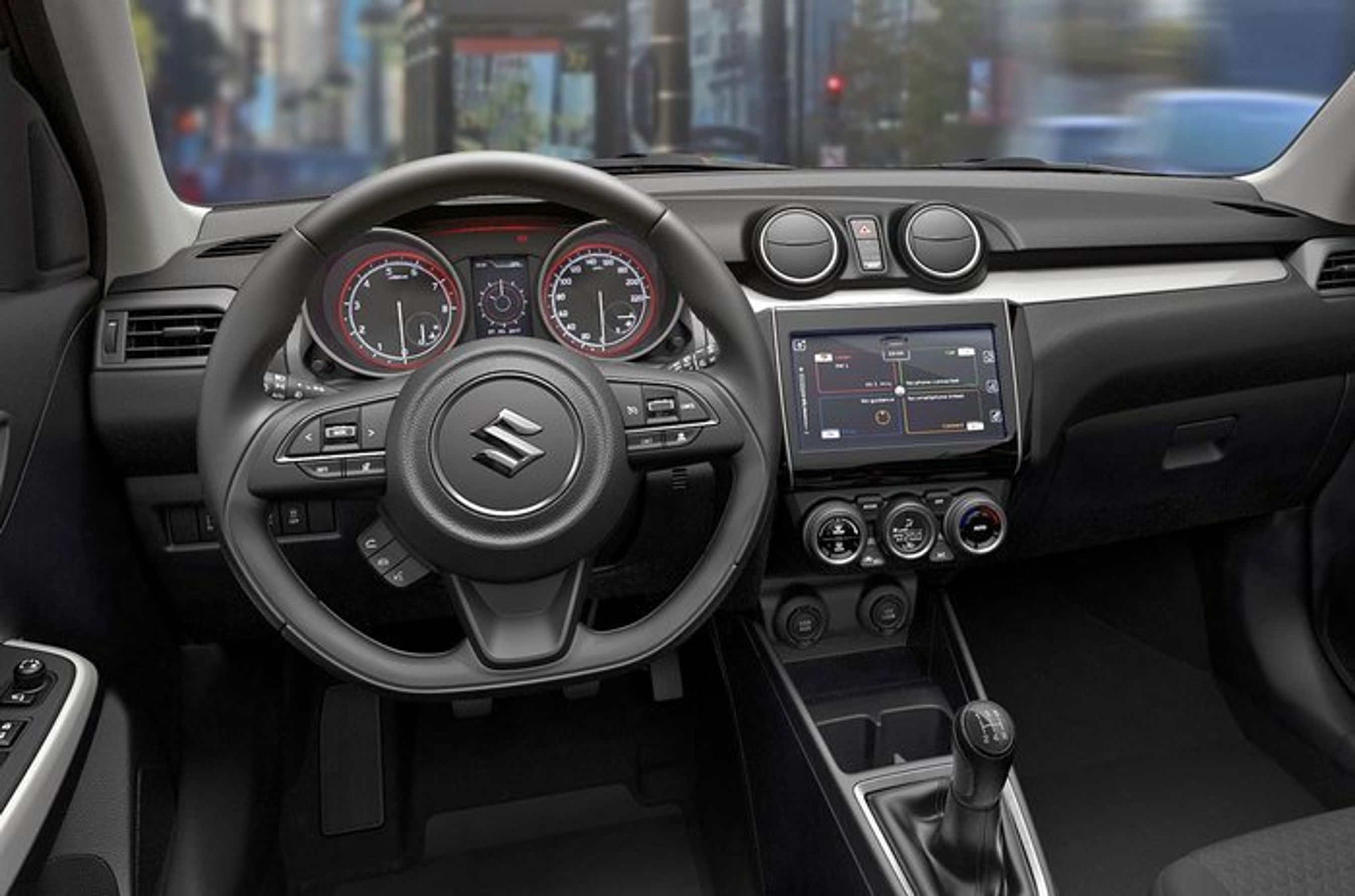 Kabinen er ret traditionel med et lyst panel som oplivende element. Syvtommerskærmen er standard fra midterste udstyrsniveau.