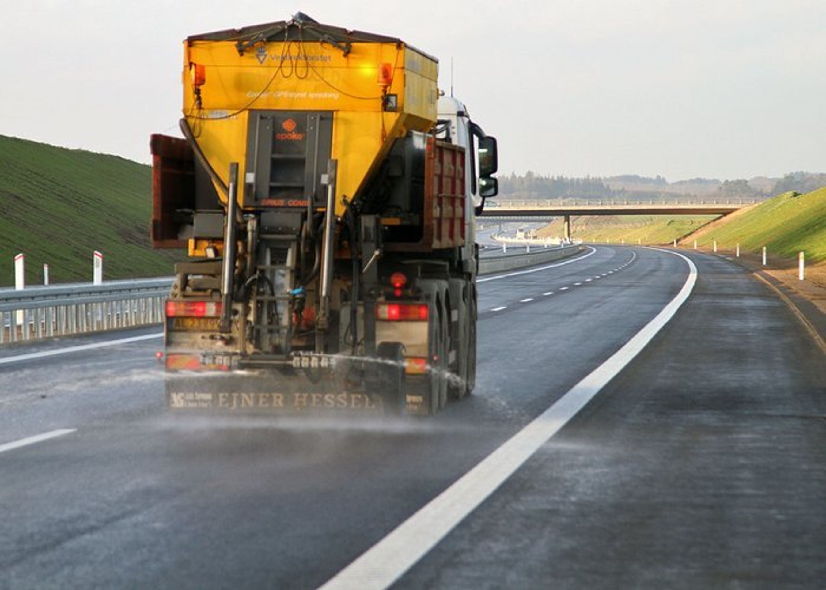 Den nye motorvej måtte saltes inden åbningen. Temperaturen i området mandag morgen var lige omkring frysepunktet. Foto: Torben Arent, FDM