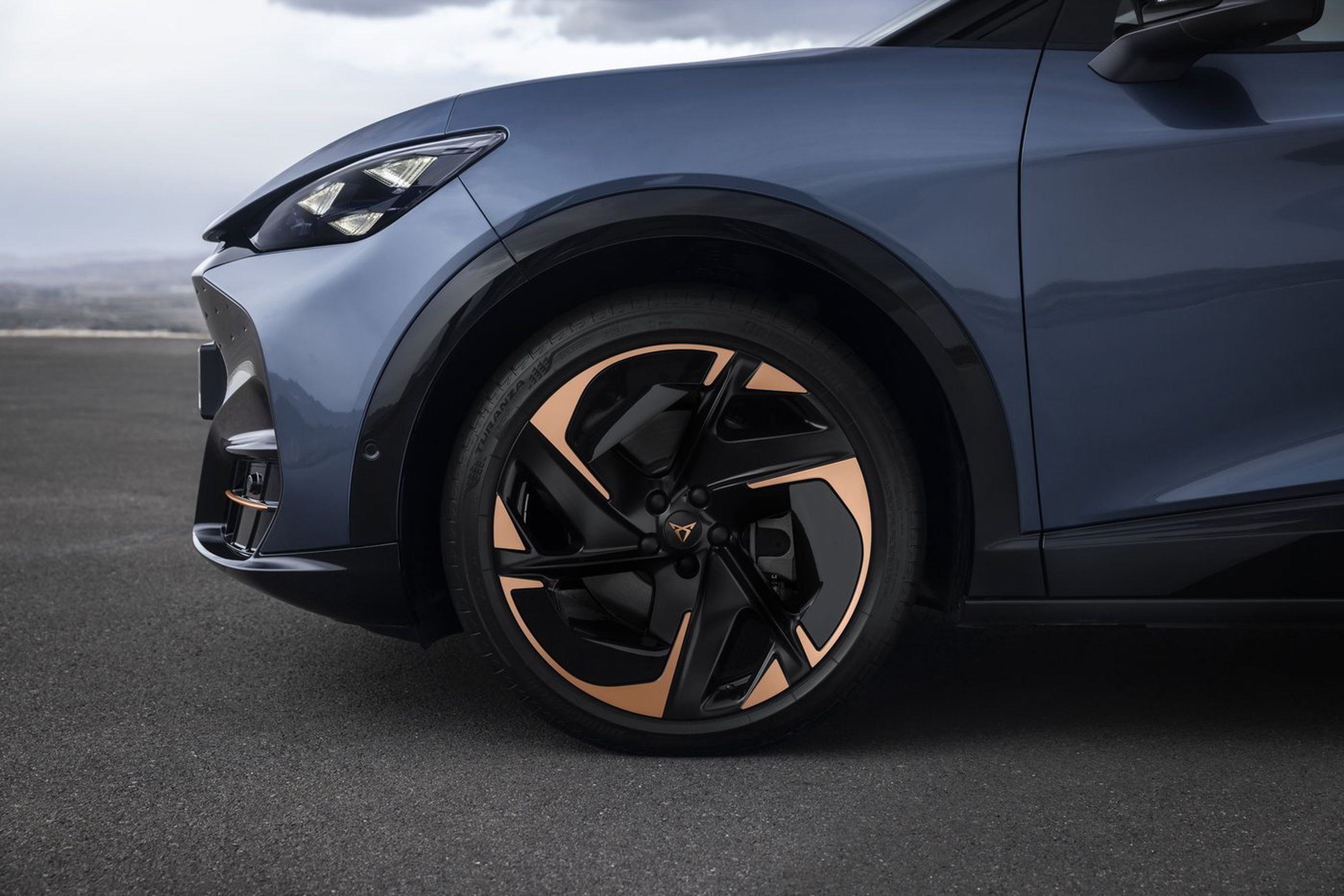 Kobberfarvede fælge på en Cupra Tavascan