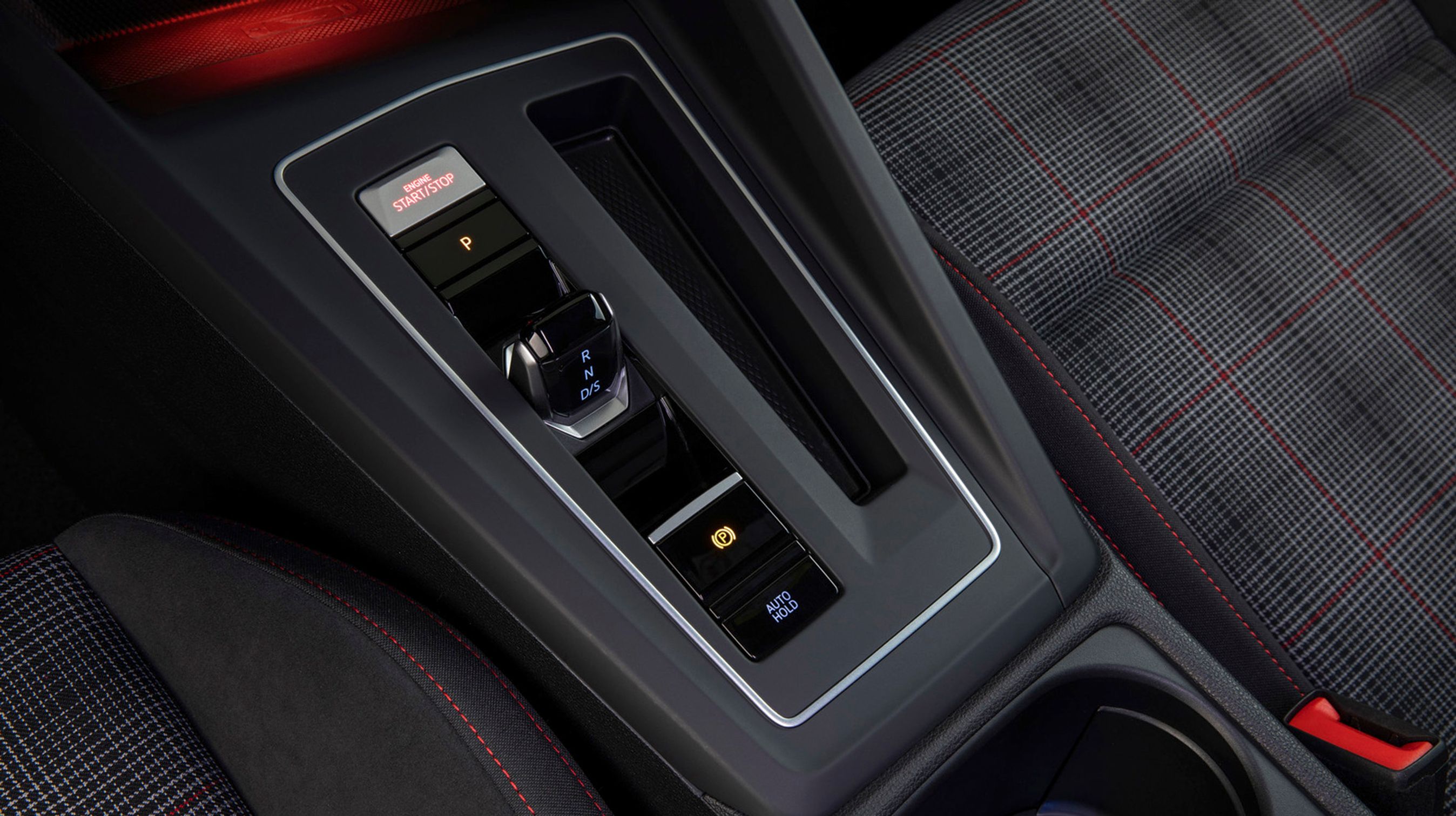 Golf GTI med DSG gear har samme lille elektroniske gearvælger som i den almindelige Golf. Her havde en særlig GTI-version været på sin plads. Til gengæld pulserer start-knappen med rød oplyst tekst, når man sætter sig ind i bilen