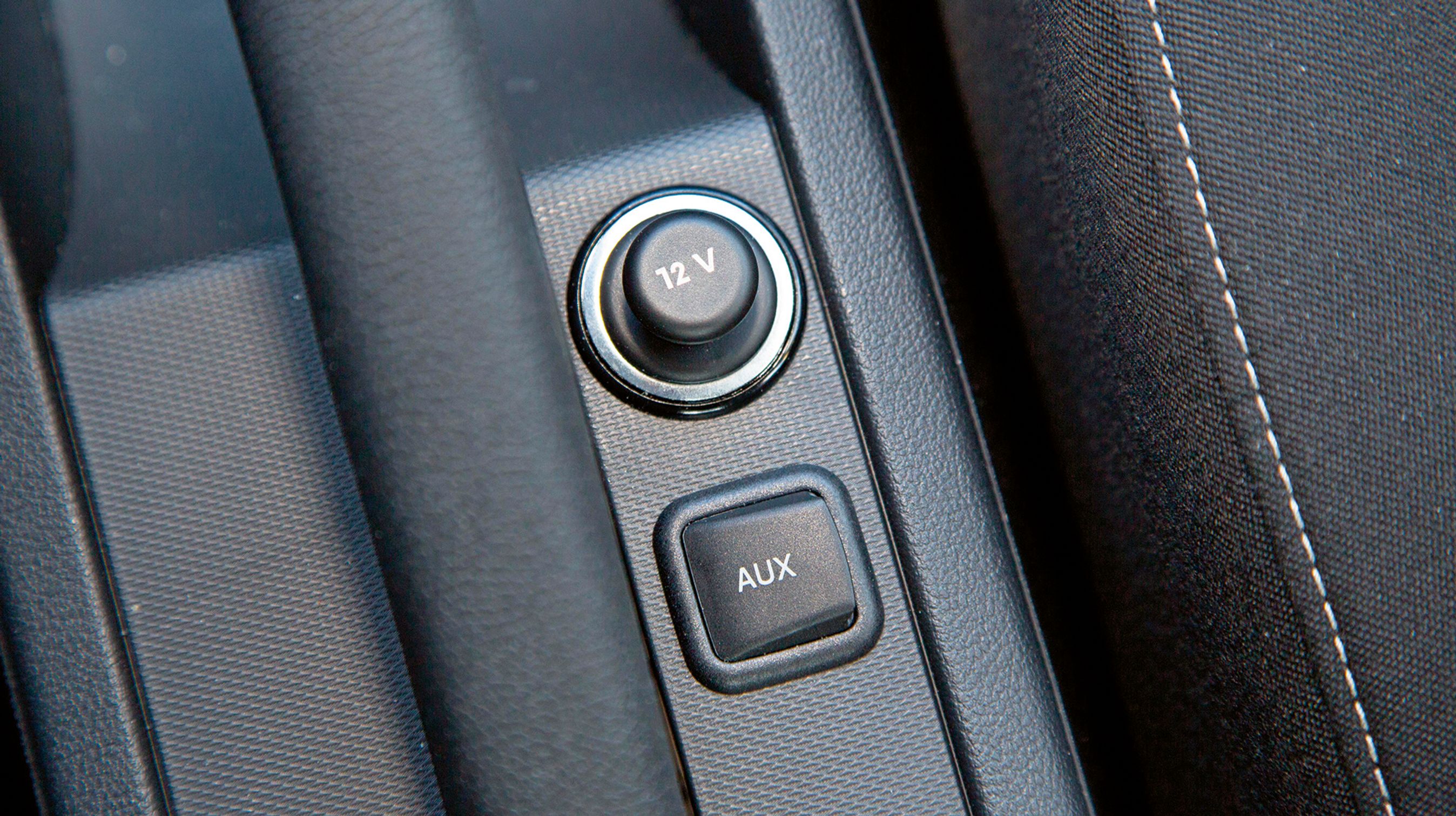 Mellem forsæderne er der AUX-indgang til MP3-afspiller – så lidt 2013 er der faktisk i kabinen.