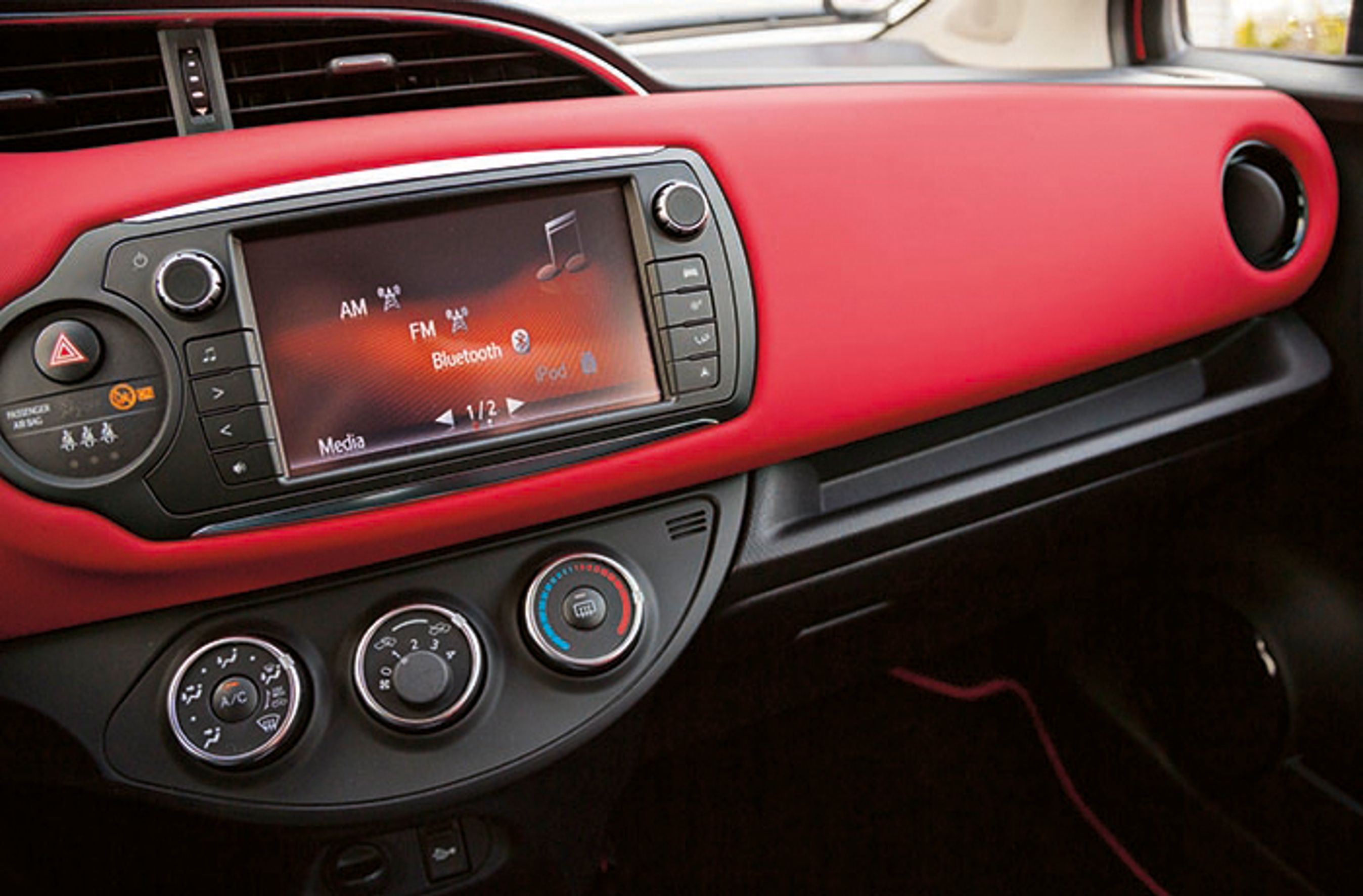 Instrumenteringen i midterkonsollen kan ikke blive mere enkel. Klimaanlæg fås kun til topmodellen, T3, og på hybridvarianterne.