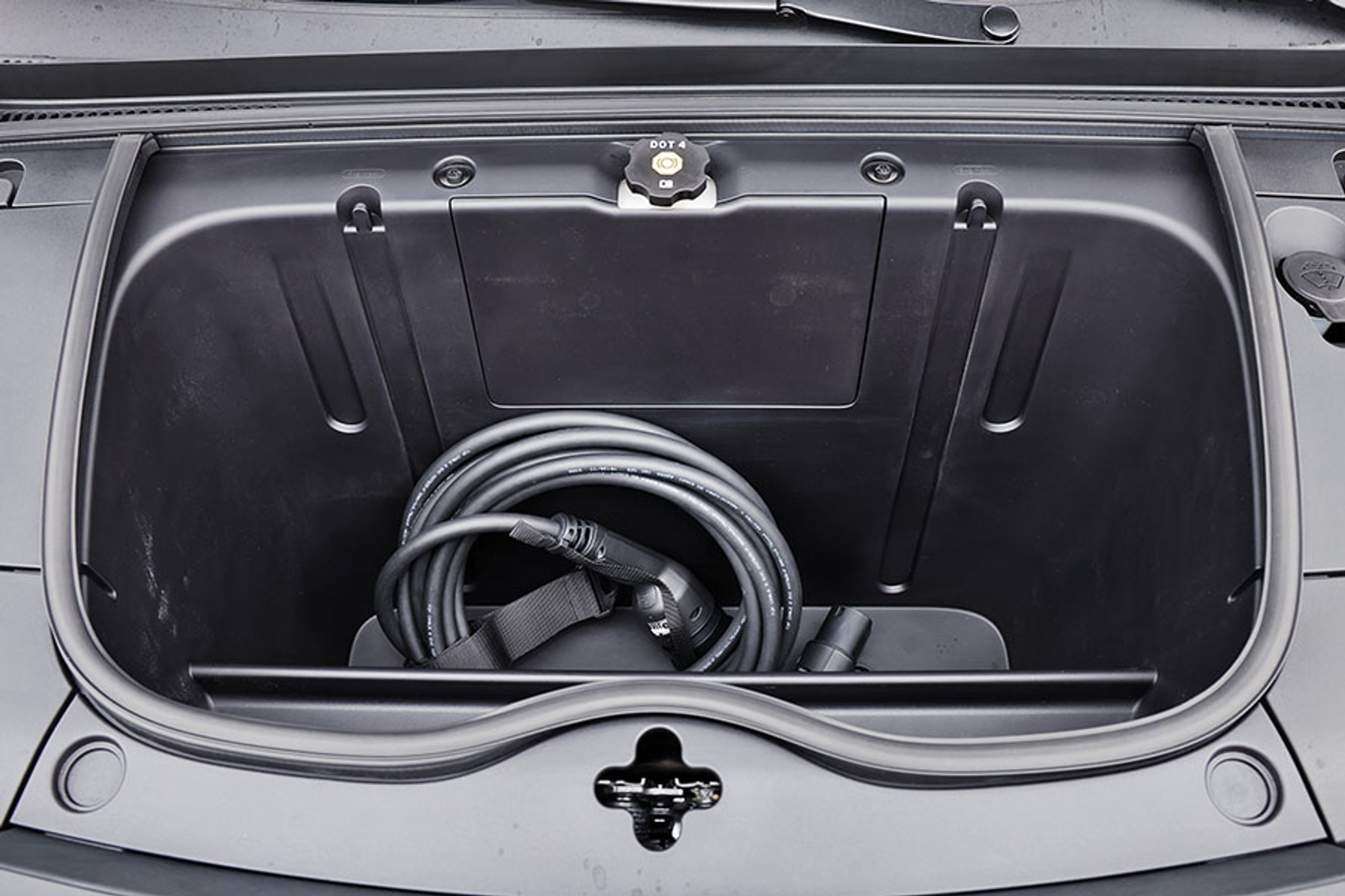 Den store frunk fortil er på 92 liter og rummer let ladekabel, bagage og meget andet. Rummet er forsynet med en bundprop, så man let kan rengøre det, hvis man bruger det til transport af f.eks. beskidt tøj og støvler.