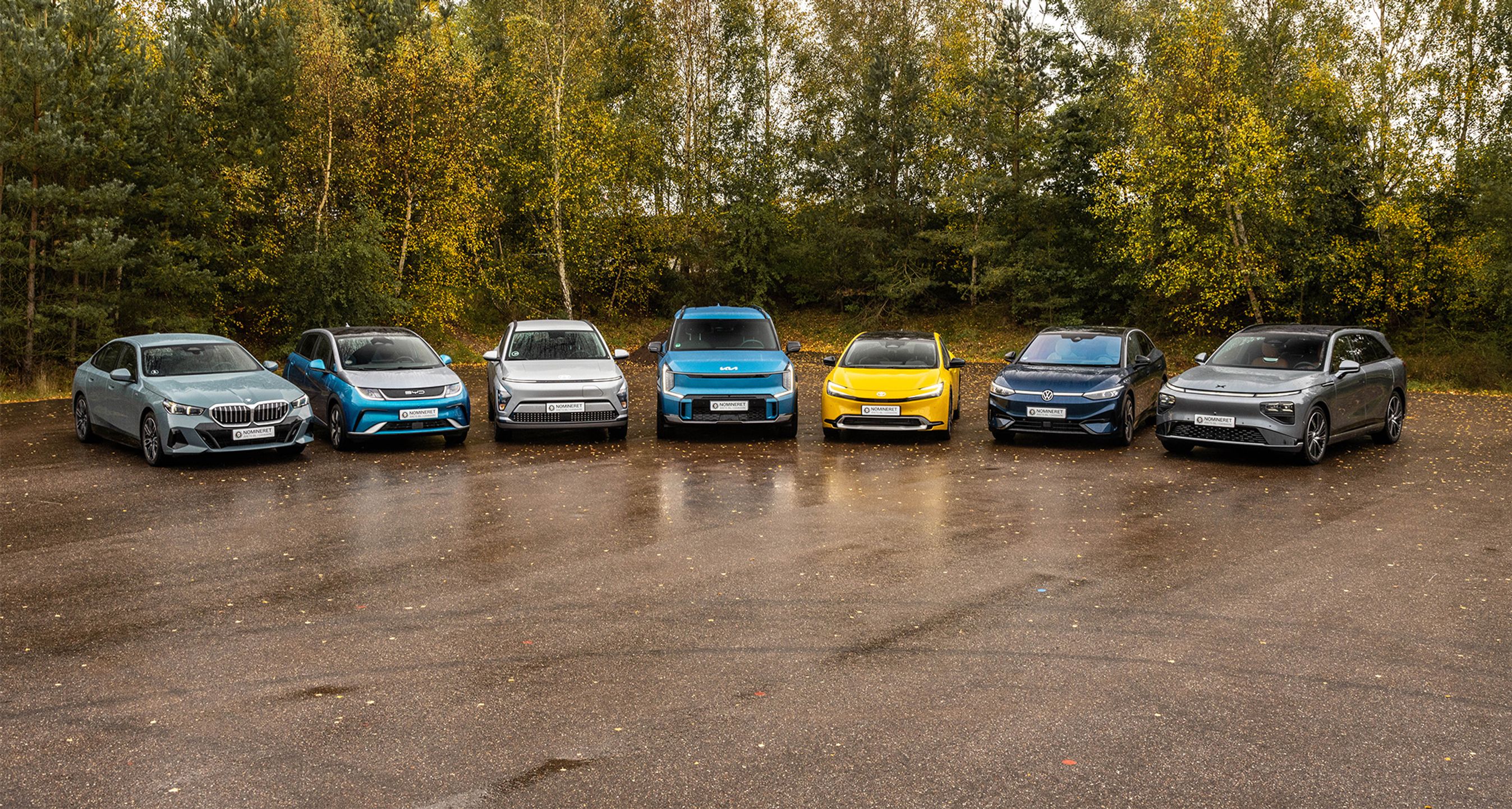 De 7 finalister til Årets Bil i Danmark 2024 på parkeringsplads.