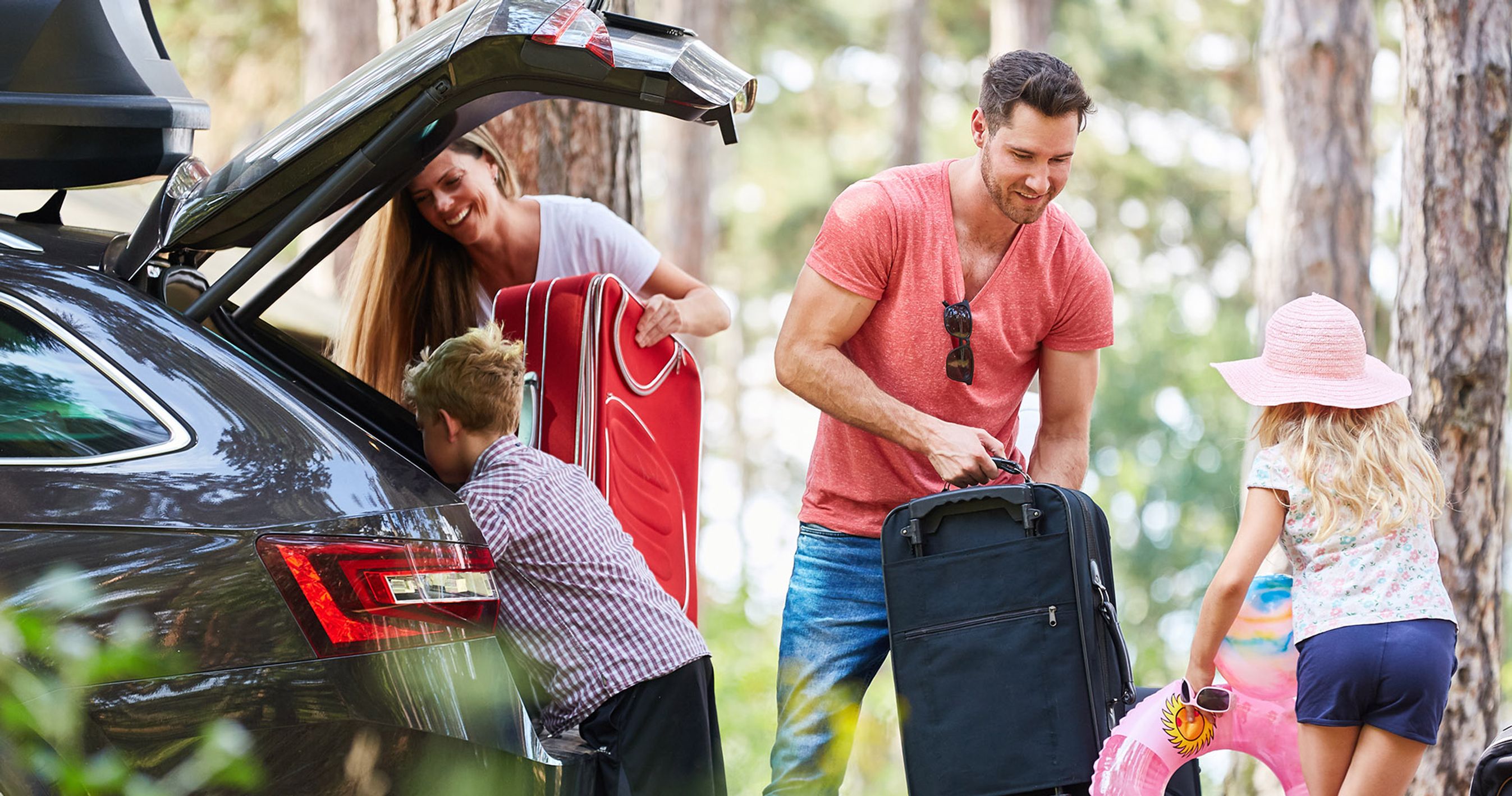 Familie pakker bil før ferie.