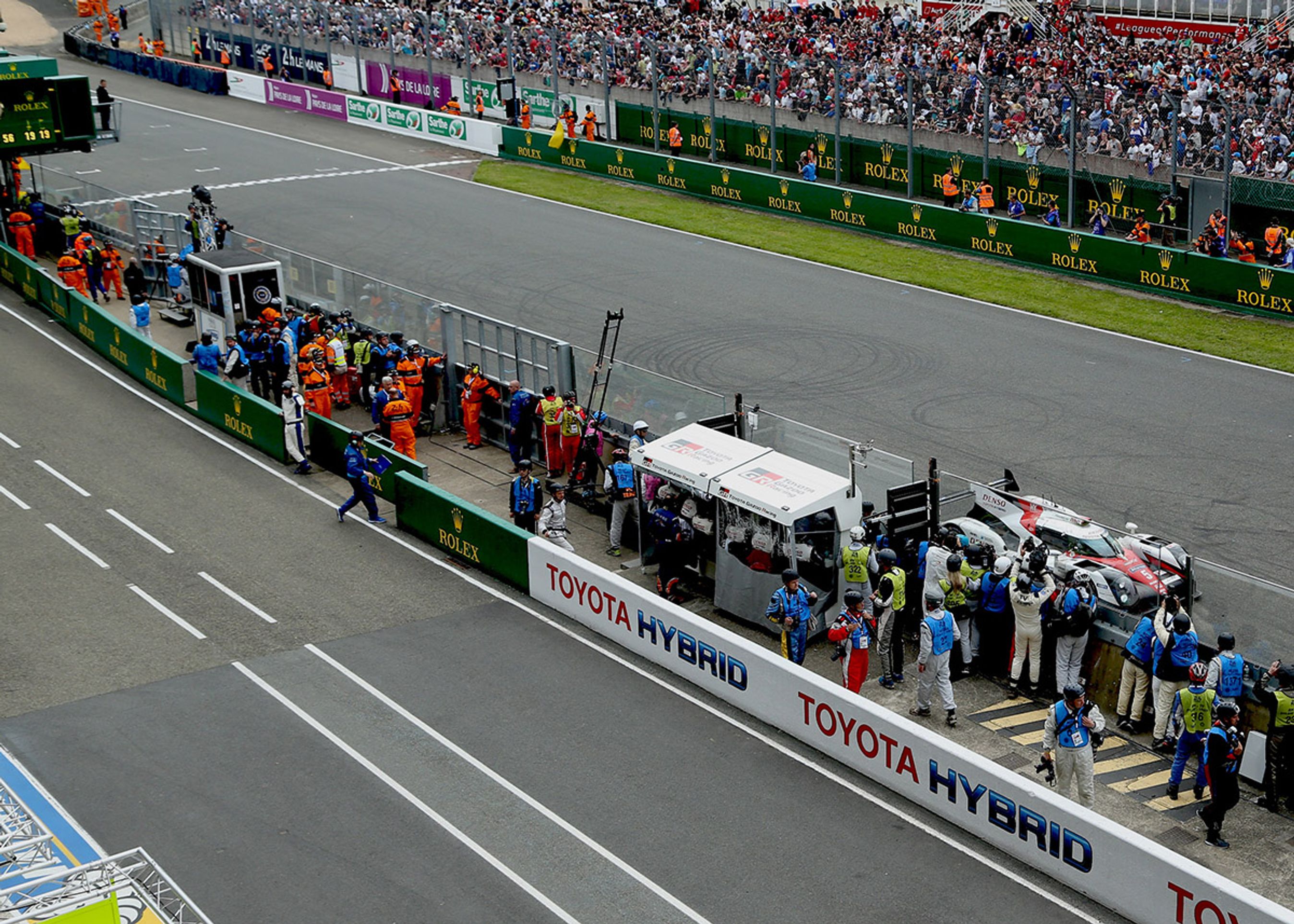 Små fire minutter før løbet sluttede holdt Toyota ind til siden og prøvede at genstarte systemet, men bilens hybridsystem var ramt af fejl, og den endte med at blive diskvalificeret.