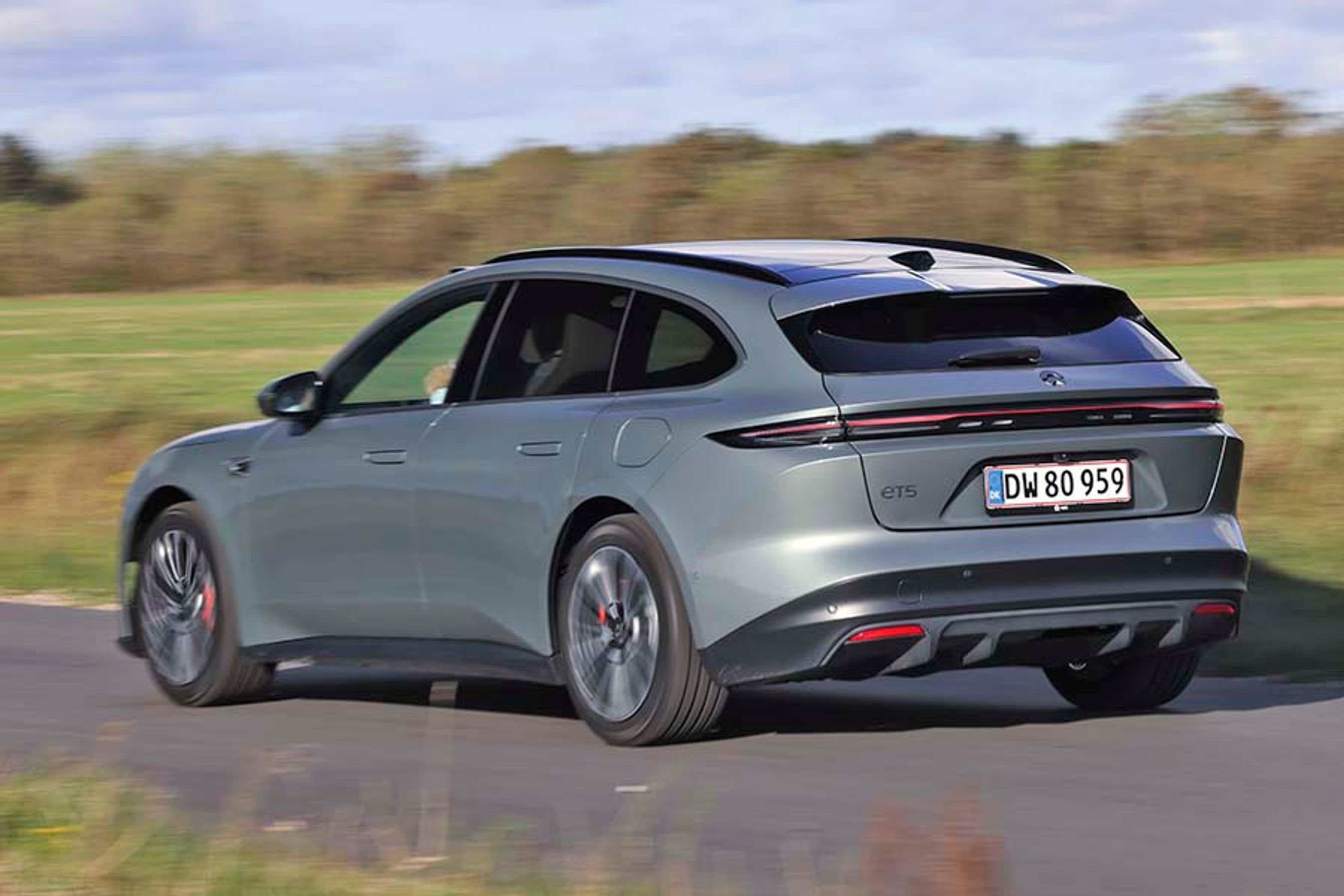 Bagenden er bilens stærkeste side – især ud fra et designperspektiv. Men den store åbning til bagagerummet kan også være en fordel for dem, der har savnet en elektrisk stationcar, fordi de skal have barnevogn med eller har en pladskrævende hobby eller en hund. 