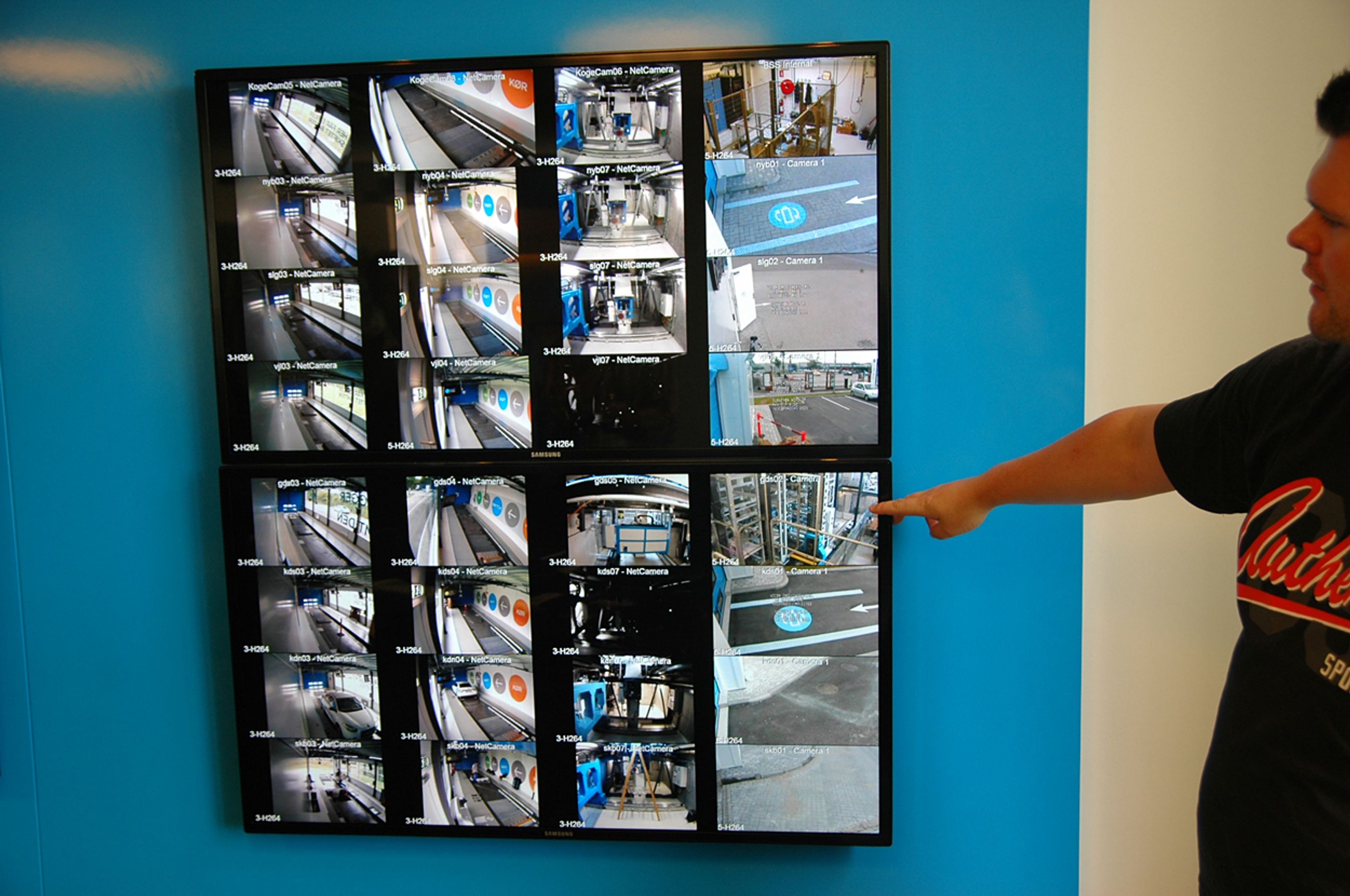 Indtil videre er batteriskiftestationerne bemandede, men målet er at kontrolcentret hos Better Place kan kommunikere med kunderne på alle stationer via kamera og direkte tale.