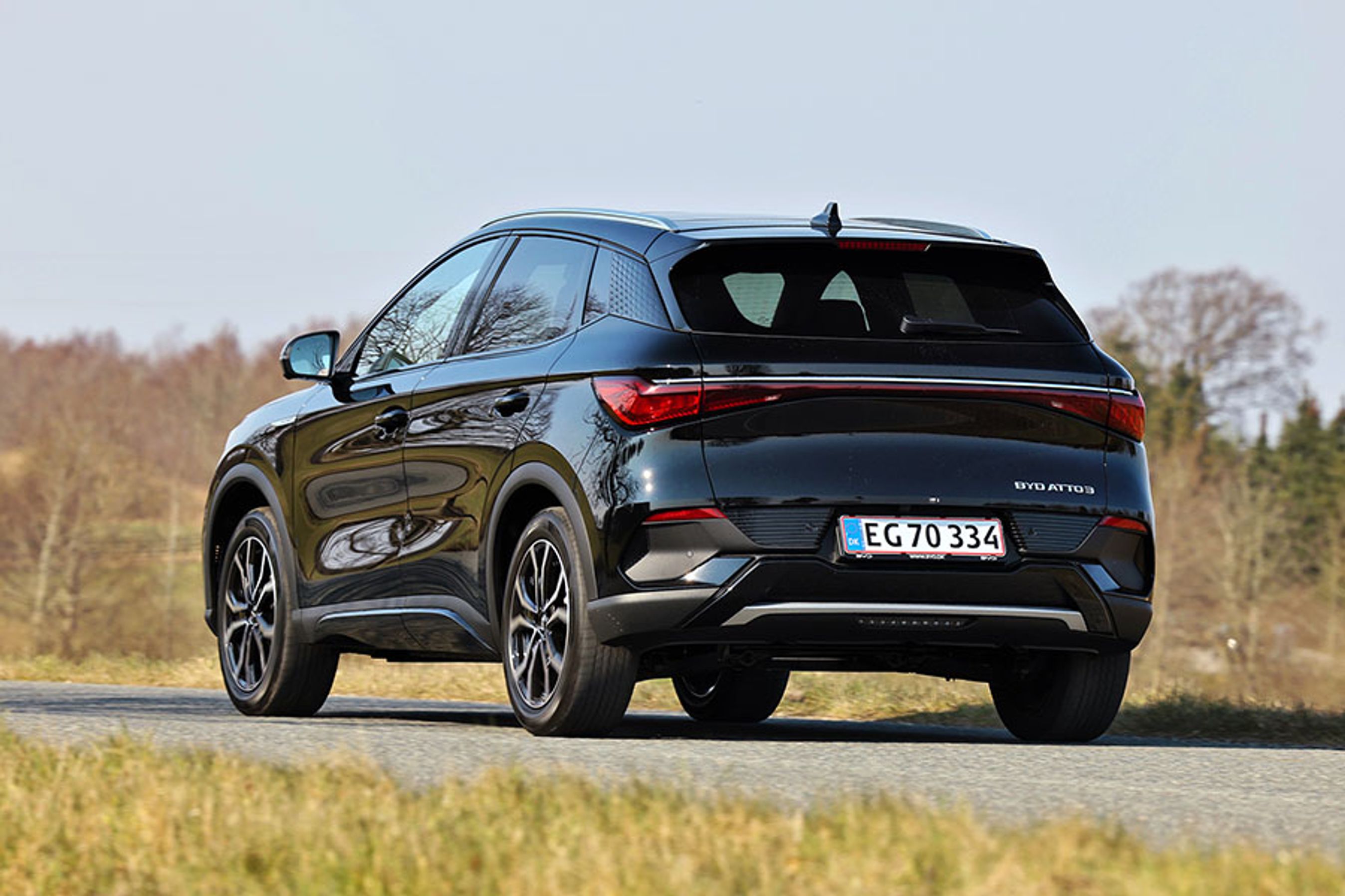 BYD Atto 3 set bagfra, mens den kører på landevej