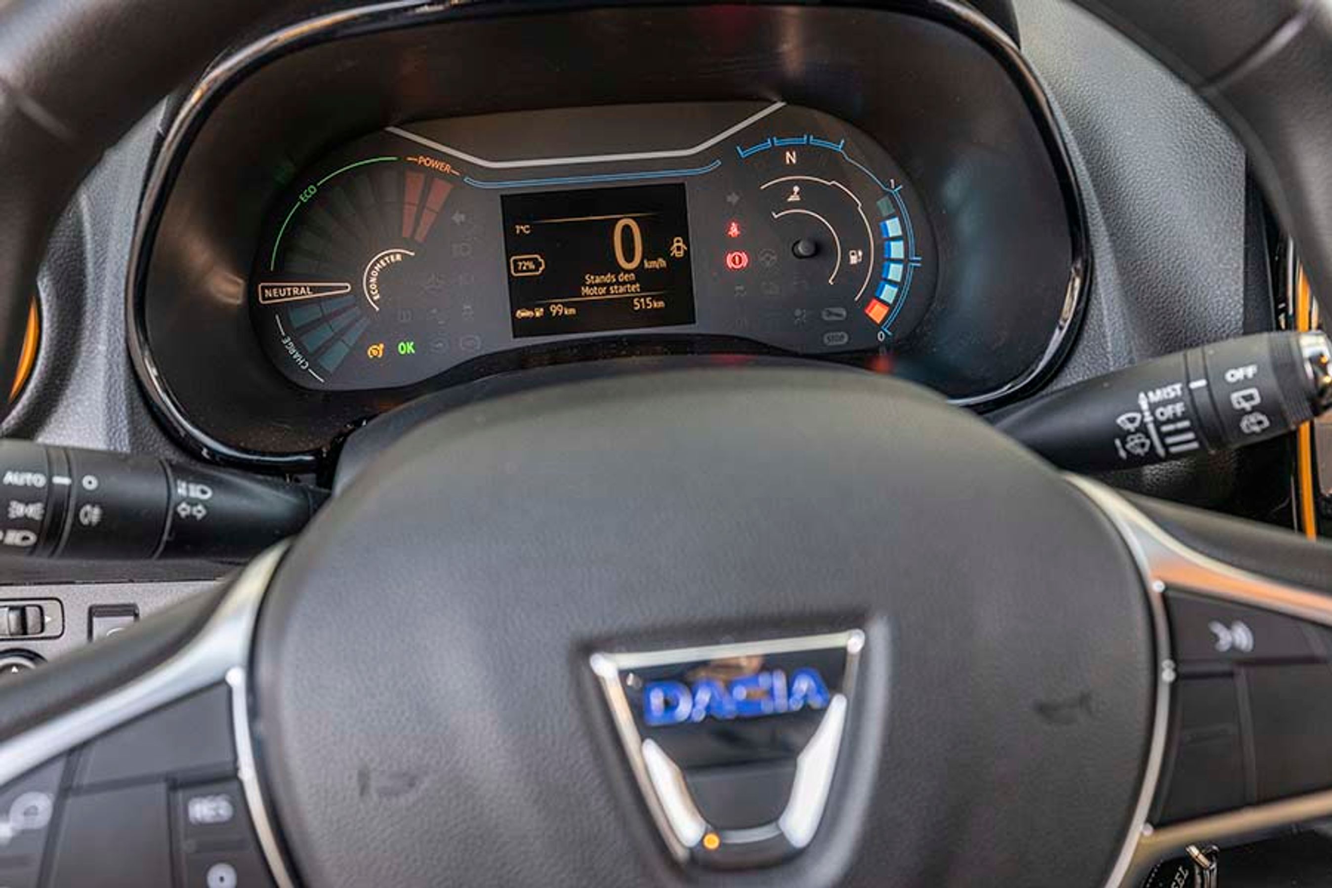 Fra instrumenthuset kan man aflæse rækkevidde og aktuelt energiforbrug. Vi målte rækkevidden til blot 135 km ved plus fire grader, når vi kørte konstant med 110 km/t.