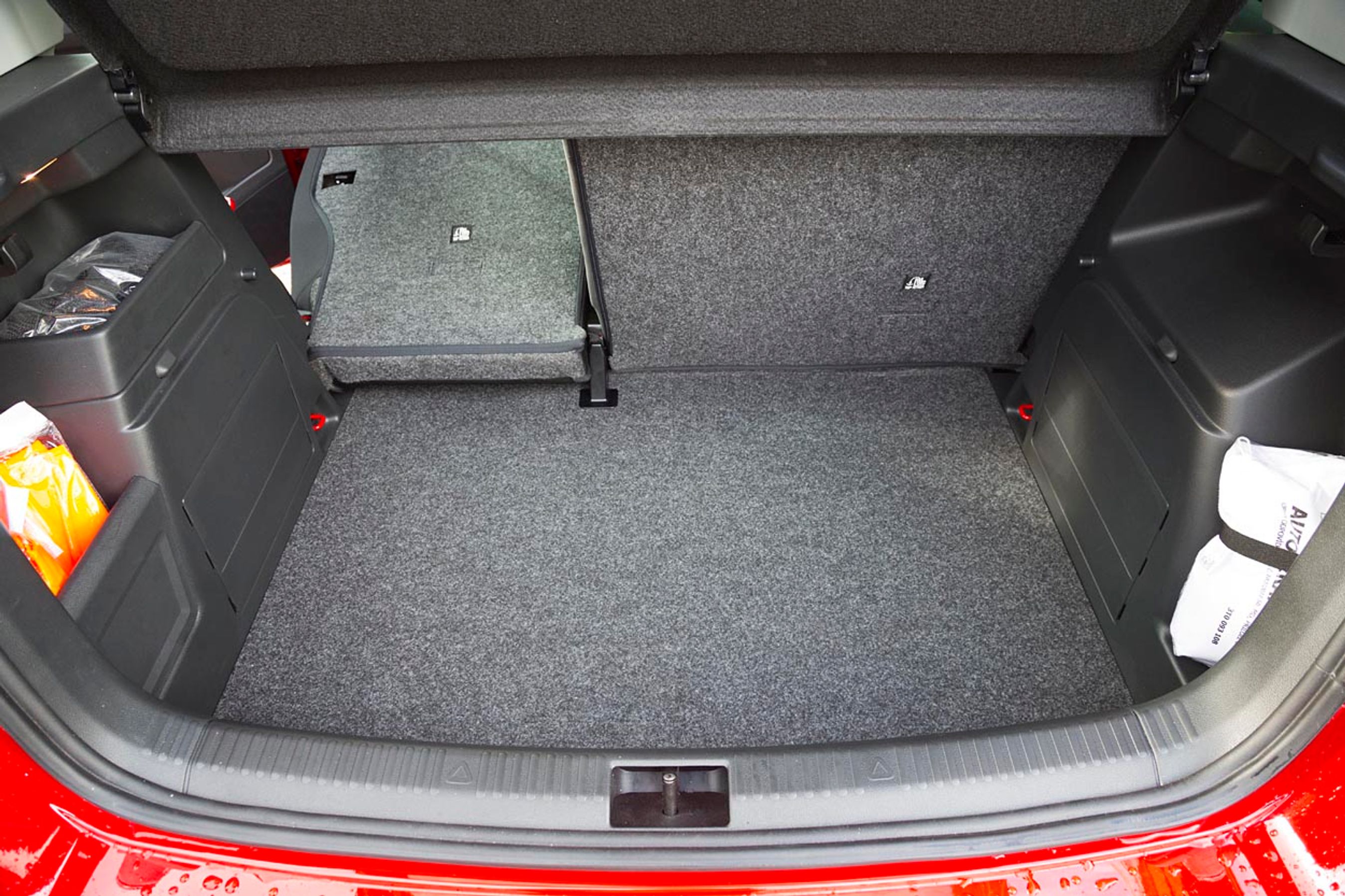 Bagagerummet i Skoda Fabia sætter nærmest ny rekord i klassen med sine 330 liter. Ryglænet kan foldes forover på en ikke særlig avanceret facon, men det er nemt at have med at gøre.