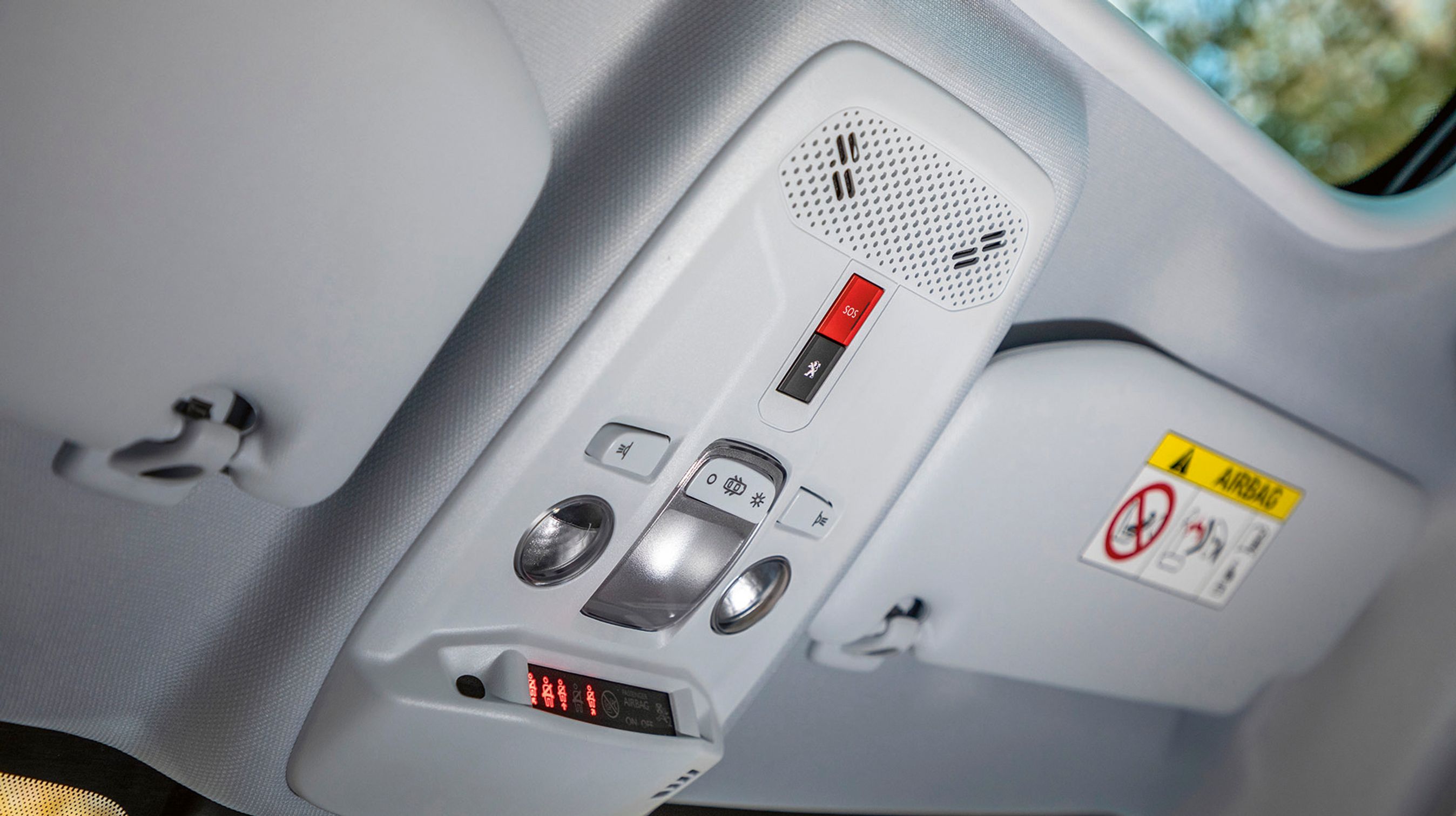 Alle udgaver af 208 er koblet til en alarmcentral og en servicetelefon, så man let kan få hjælp ved nedbrud eller en ulykke.