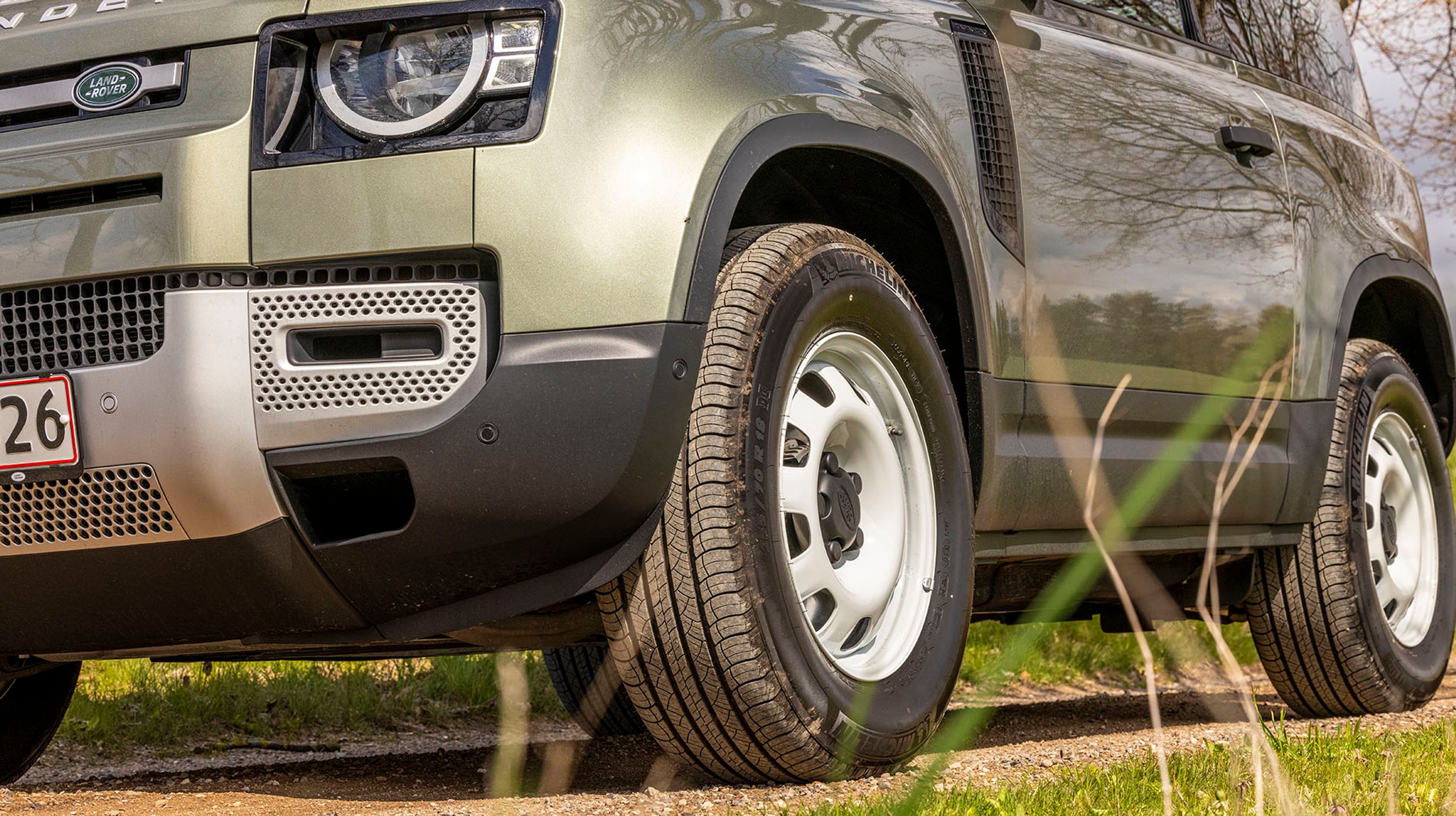 Der er hvide stålfælge på bilen, i det man kalder et neo-klassisk design.