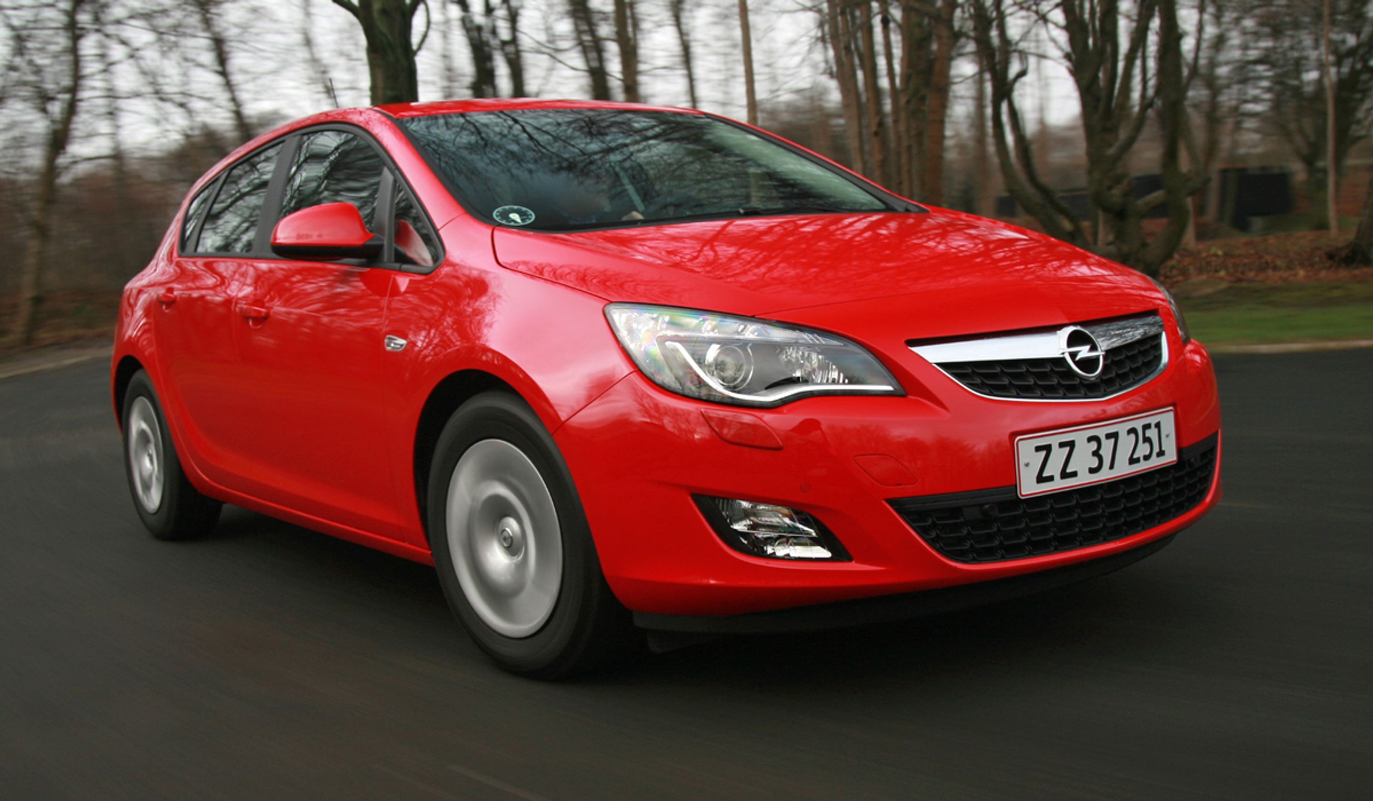 Opel Astra produceret mellem 2010 og 2012 kan have fejlbehæftet batteridæksel.