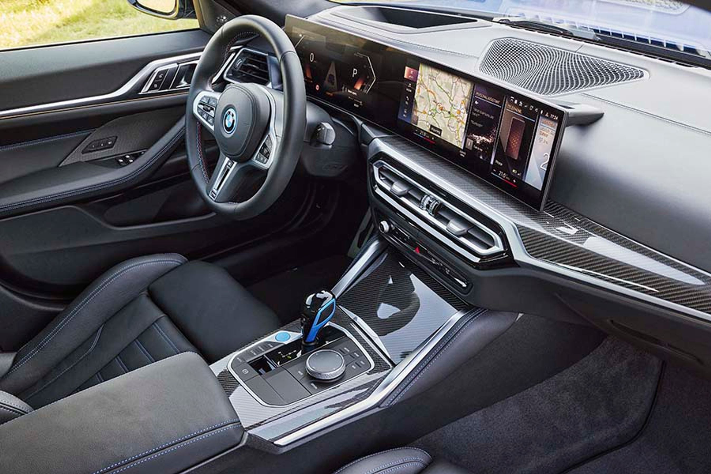 Den store skærm buer let hen mod føreren og er let at aflæse. Man skifter mellem menuerne på den store drejeknap i midterkonsollen, og det fungerer fremragende.