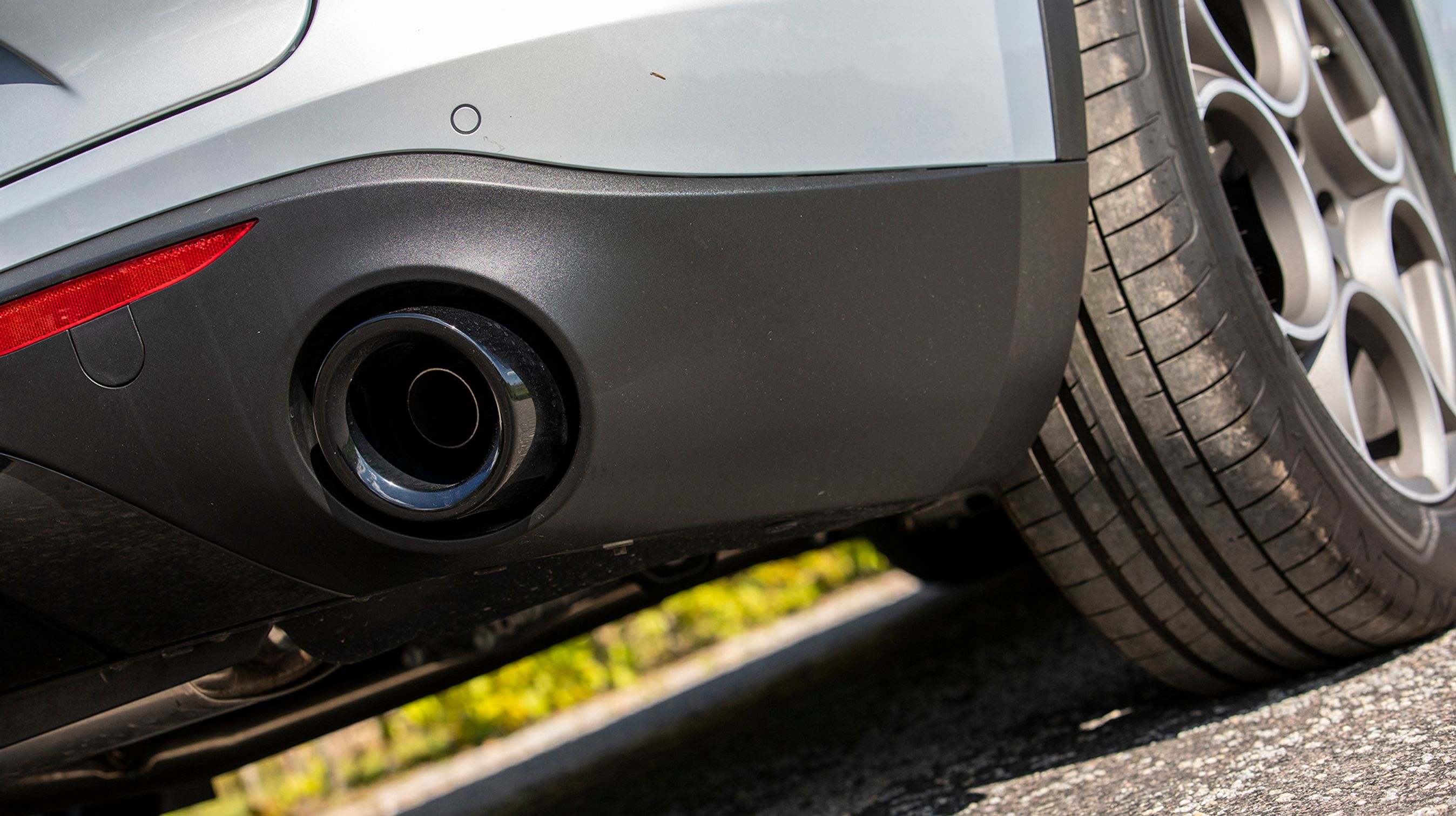 Flere eksteriørdetaljer, blandt andet afgangsrørene, er sorte på Sprint-versionen.