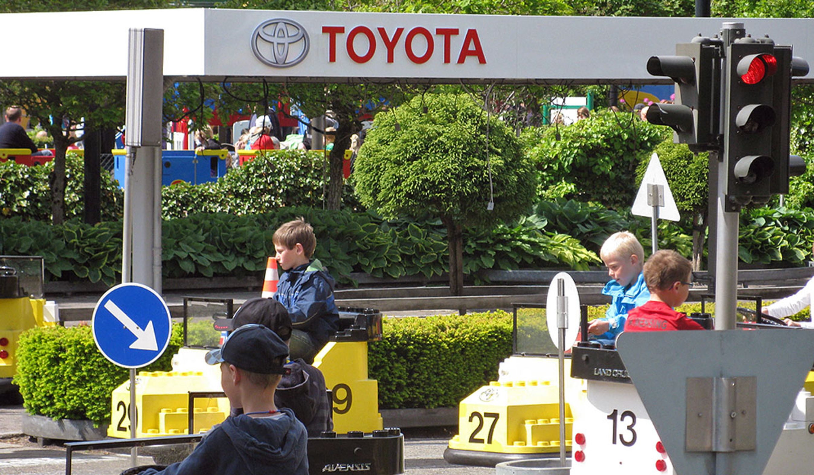 De kendte elbiler i Legoland har nu fået Toyota-navne bagpå og Toyota-logo foran.