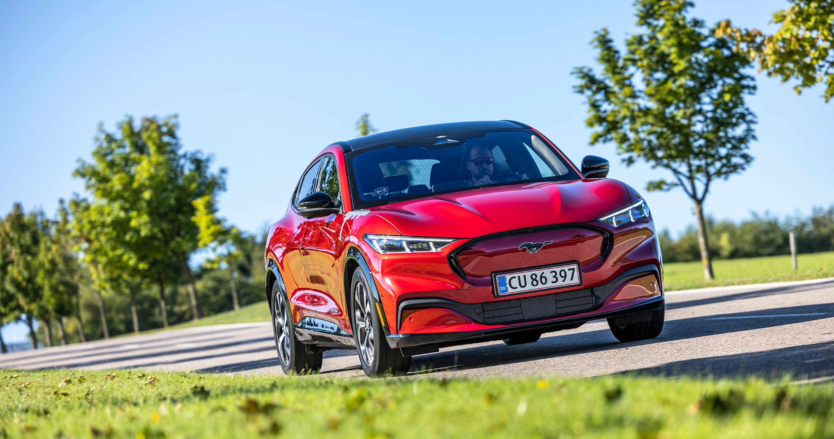 Rød Ford Mach-E set forfra