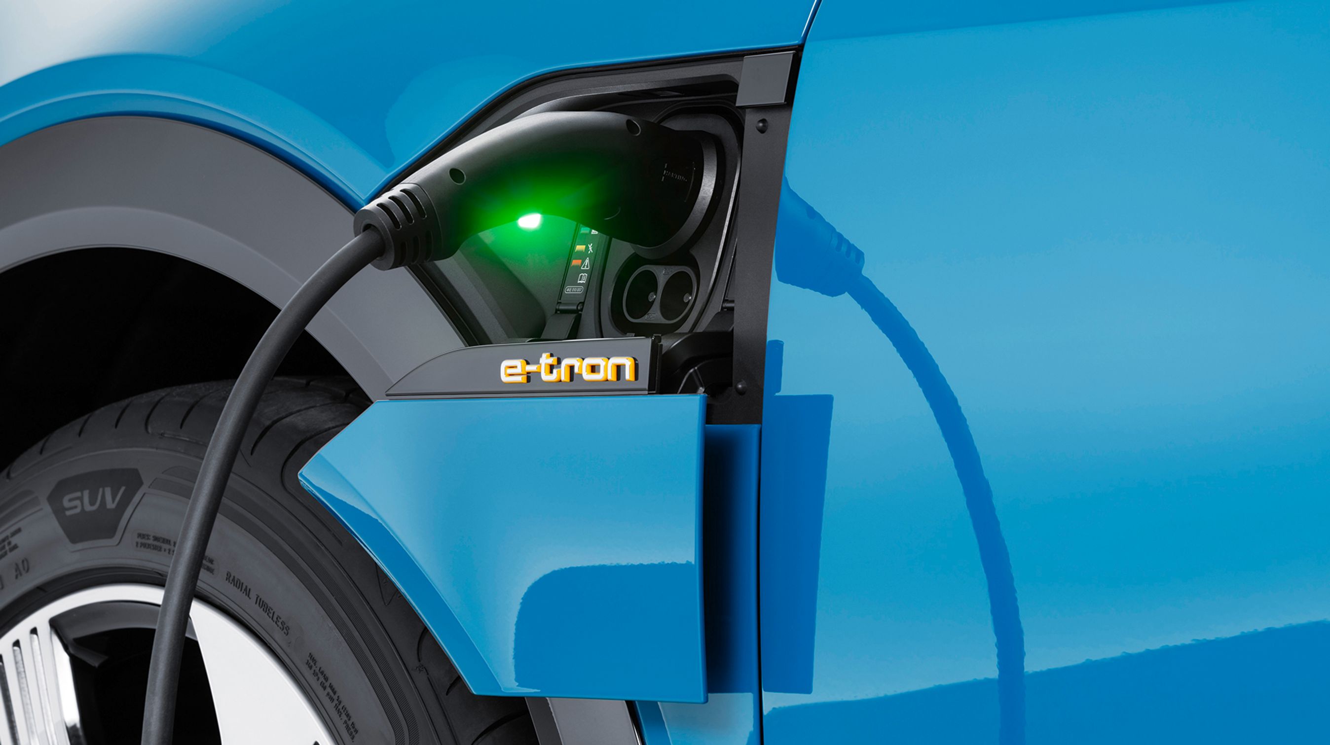 Ladeklappen er diskret placeret bag hjuludskæringen i forskærmen.