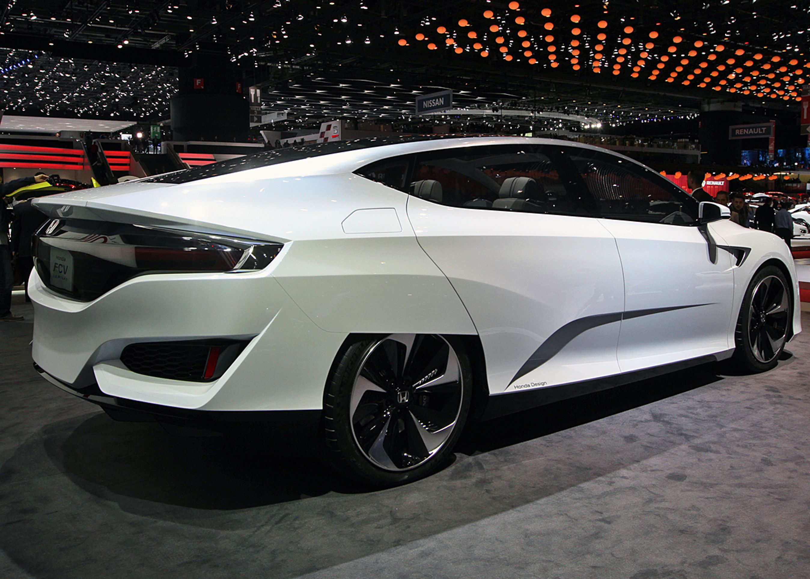 Honda FCV har plads til fem personer, og både motor, brændselscelle og diverse hjælpeudstyr er anbragt under motorhjelmen.