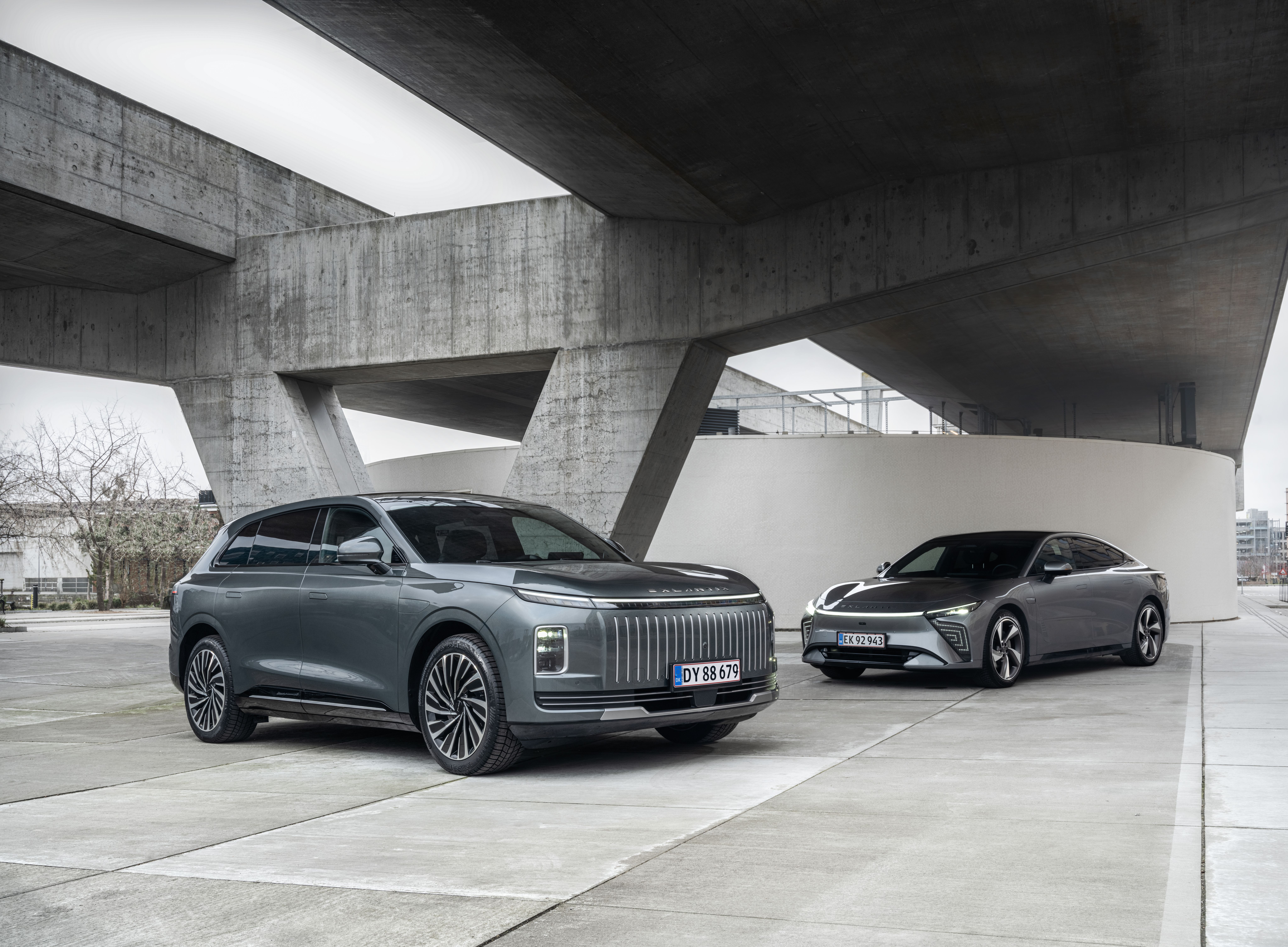 Elbilerne Exlantix ET og ES set forfra, mens de holder i betongygning