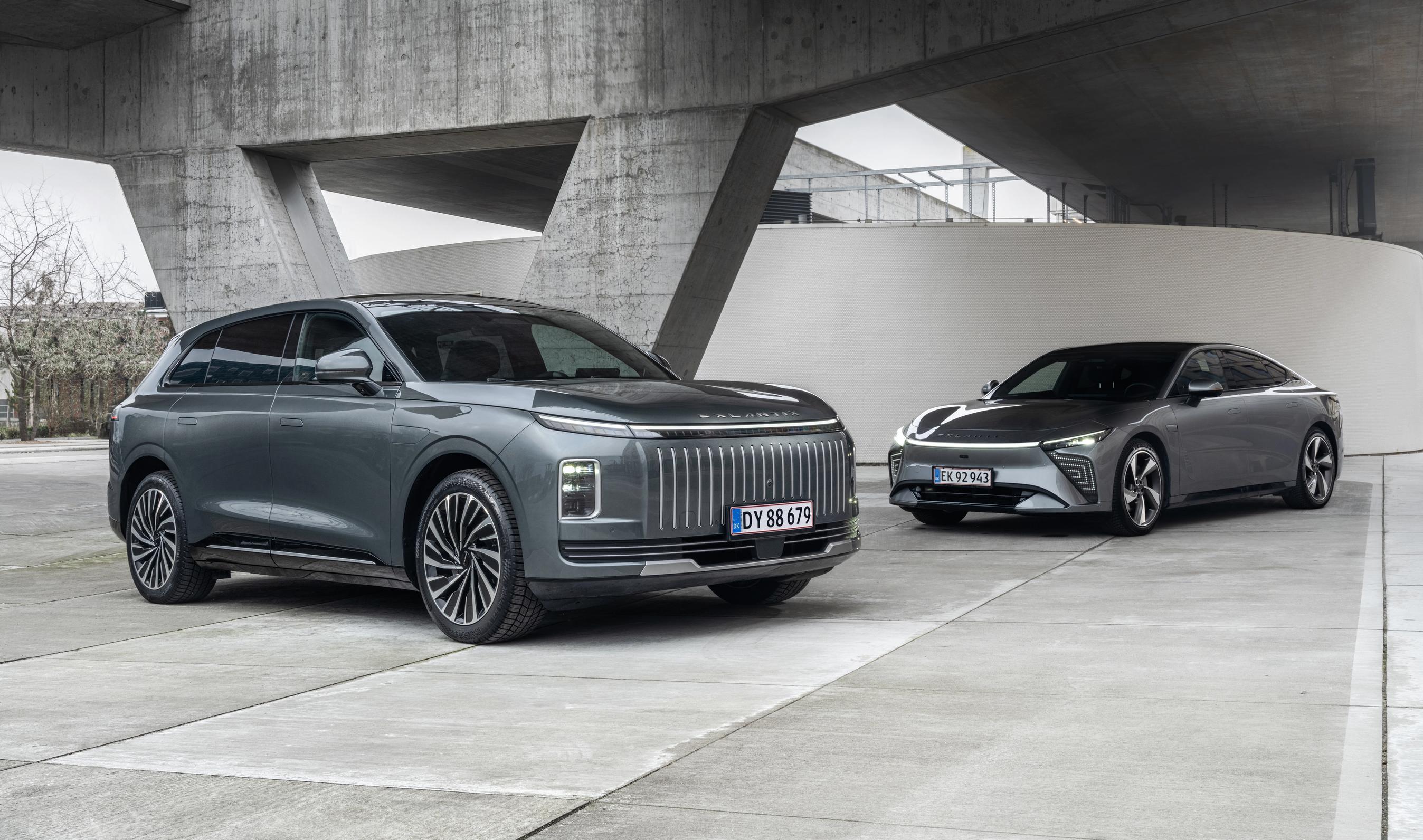 Elbilerne Exlantix ET og ES set forfra, mens de holder i betongygning