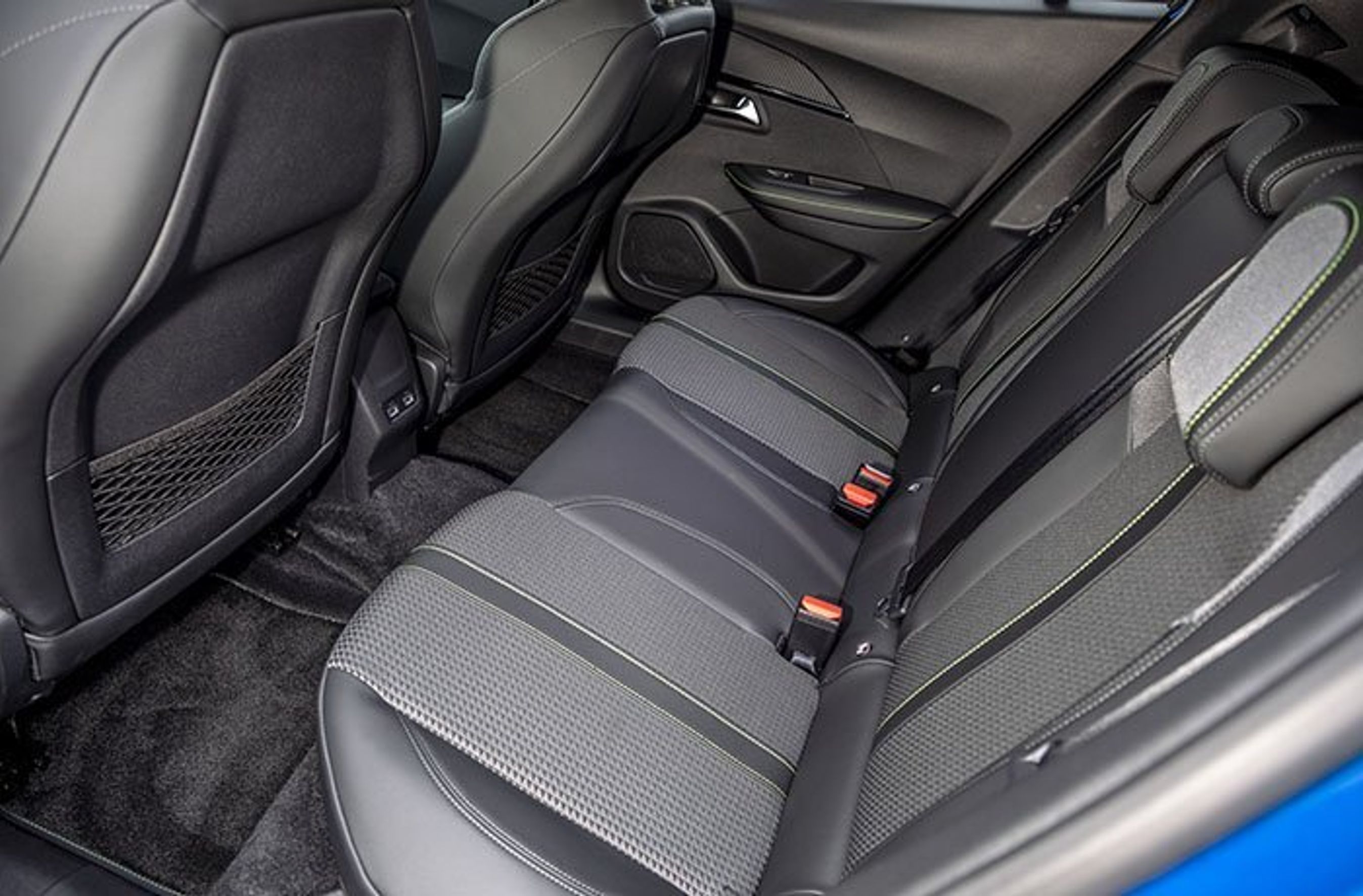 Peugeot e-2008 bagsæde