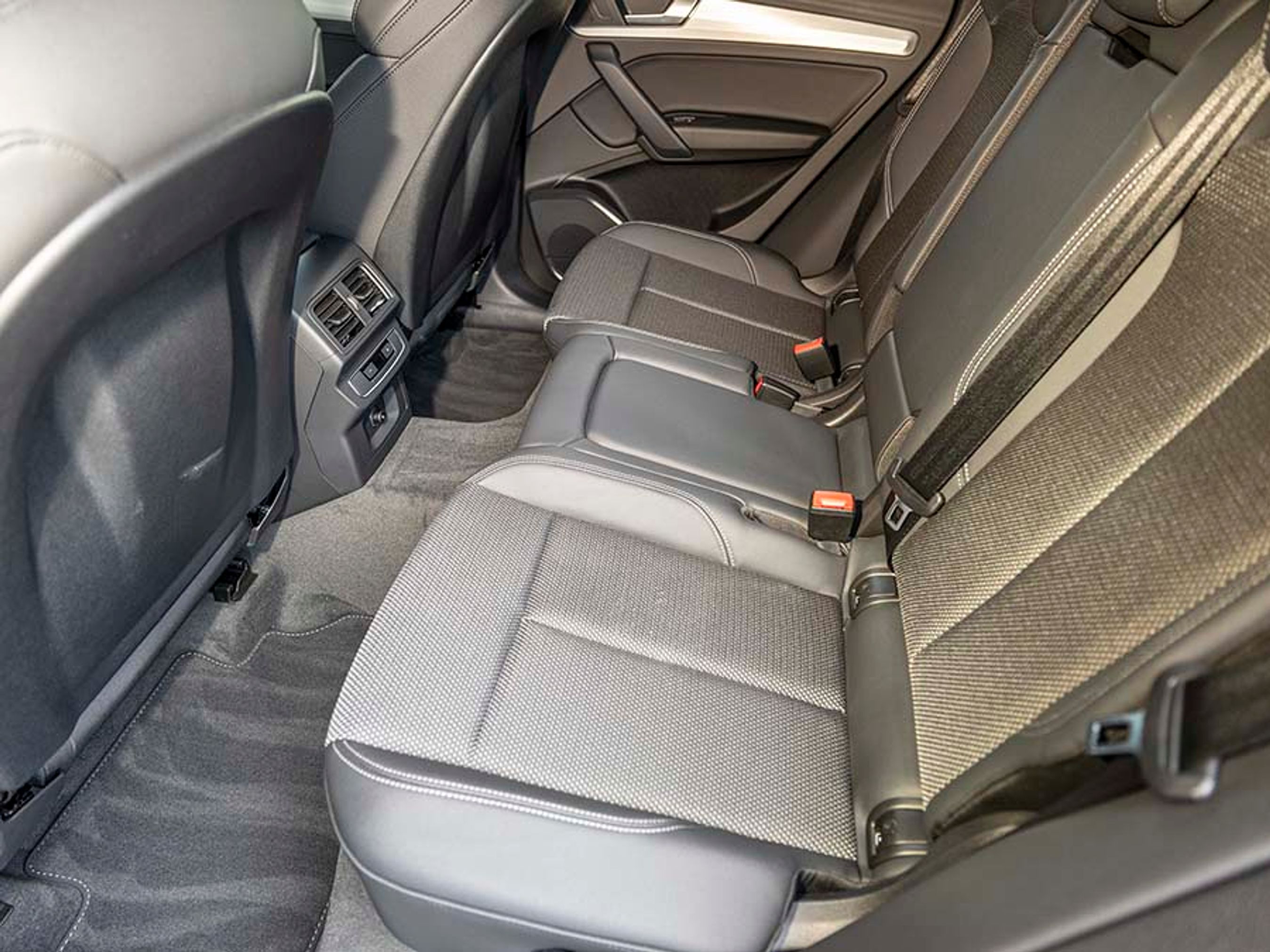 Bagsædet er lækkert at sidde i, men midterpladsen er generet af den store midterkonsol. Der er friskluftdyser ved bagsædet.