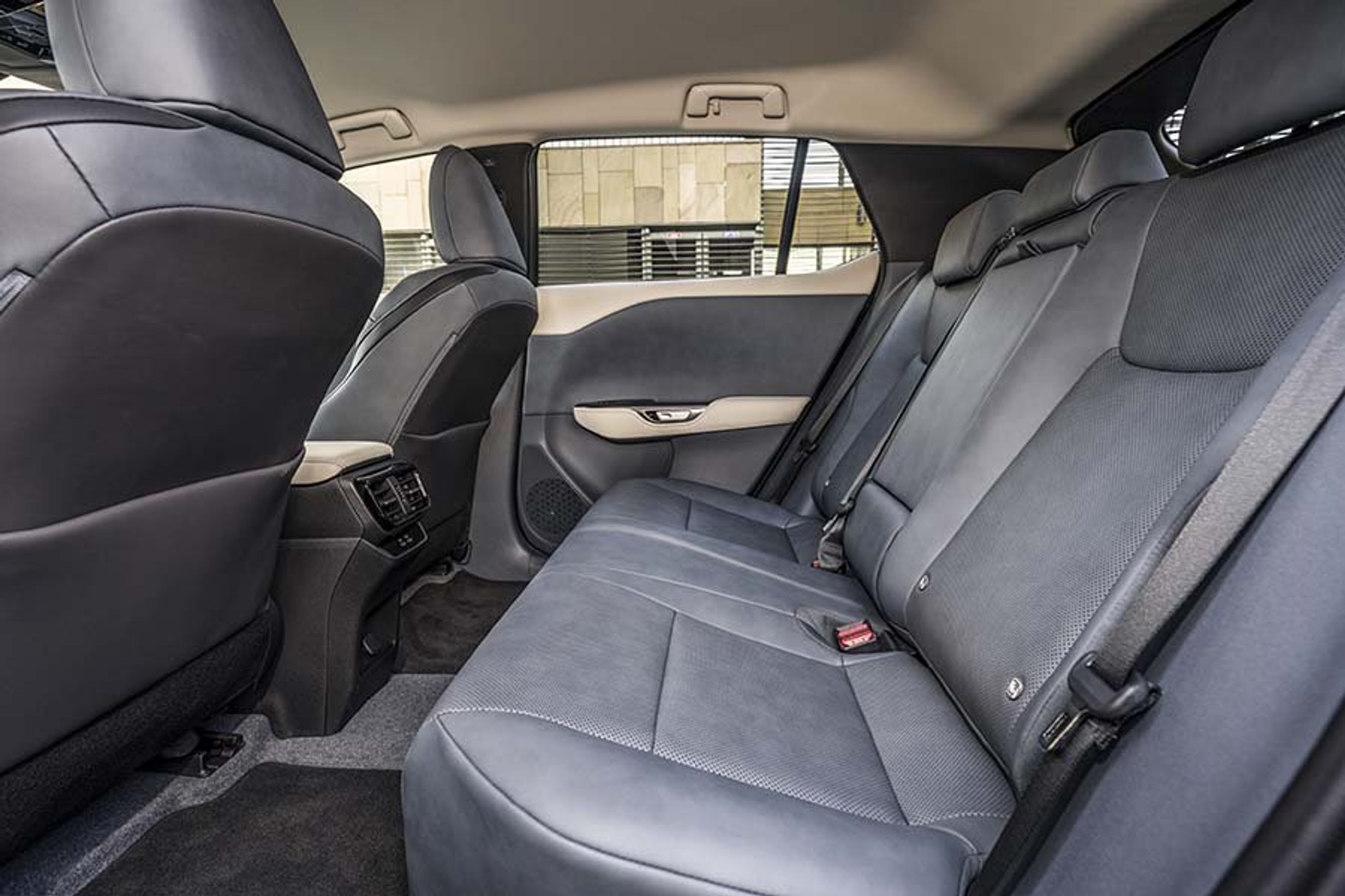 Der er god plads på bagsædet i en Lexus RZ