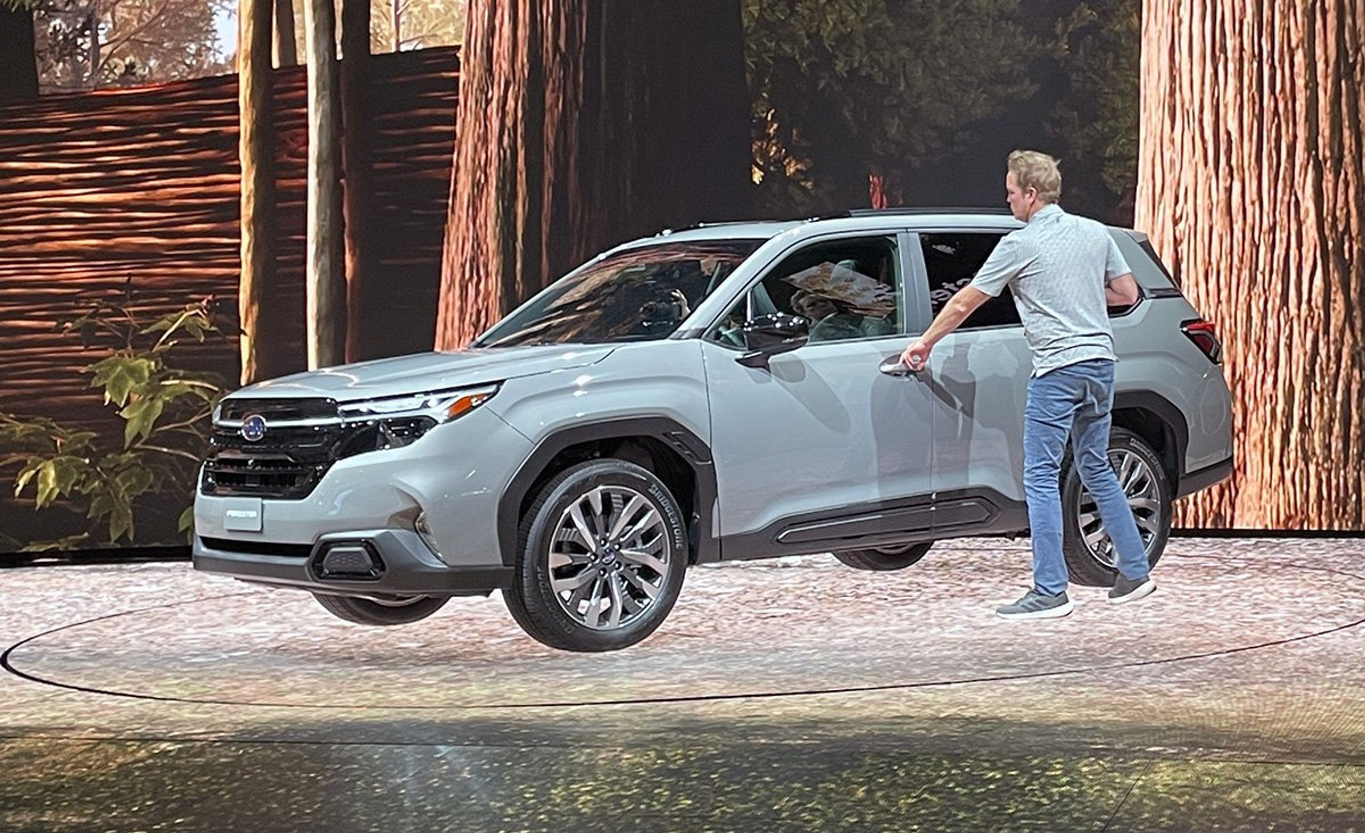 Subaru Forester på scenen.
