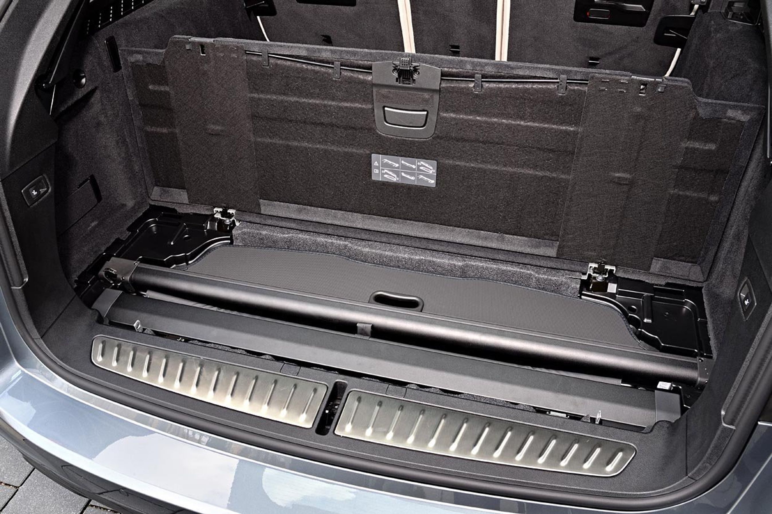 Under gulvet er to rum. Det forreste er til dækkit og diverse: det bageste har faste pladser til sikkerhedsnet og bagagedækken.