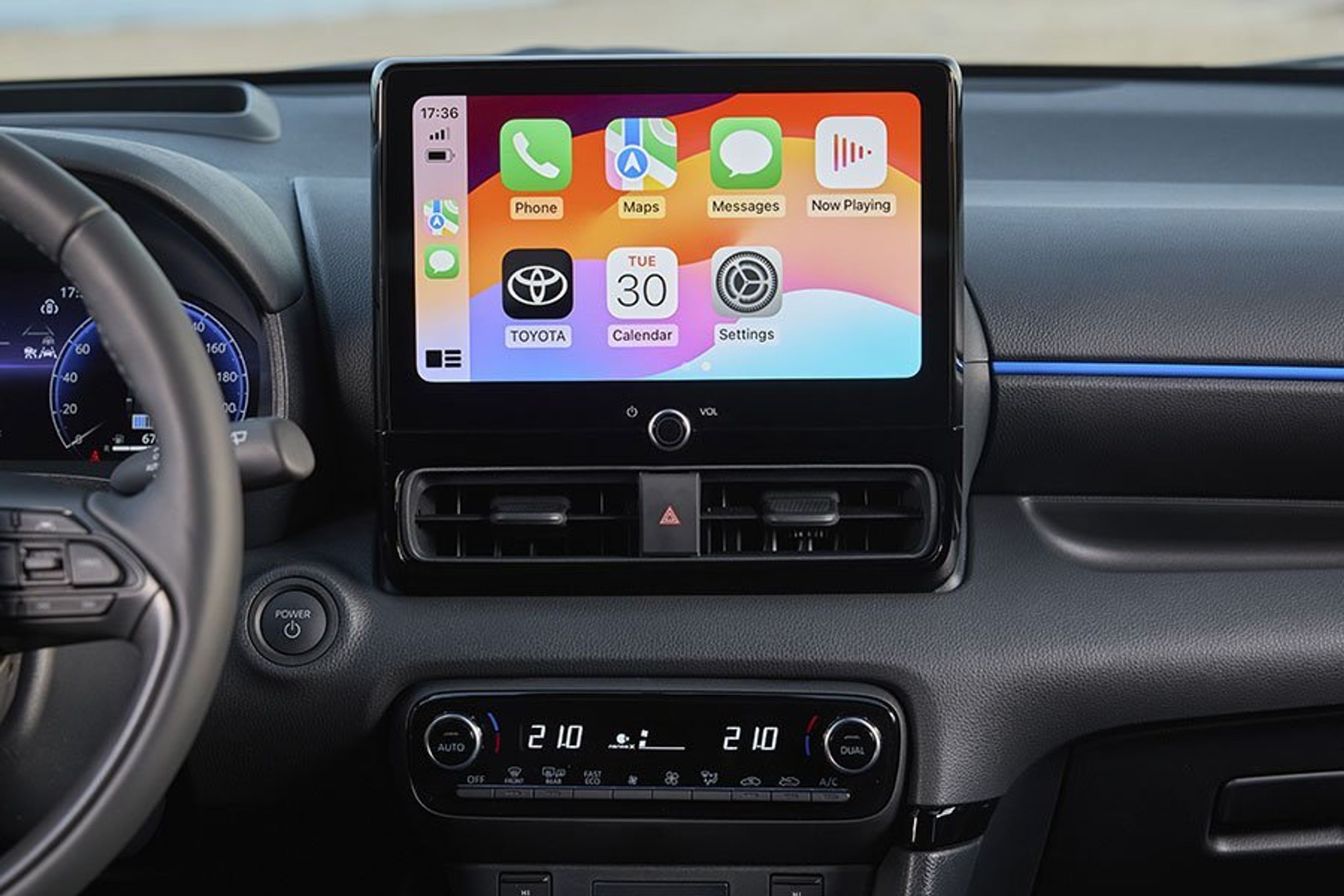 Stor skærm i kabinen på en Toyota Yaris