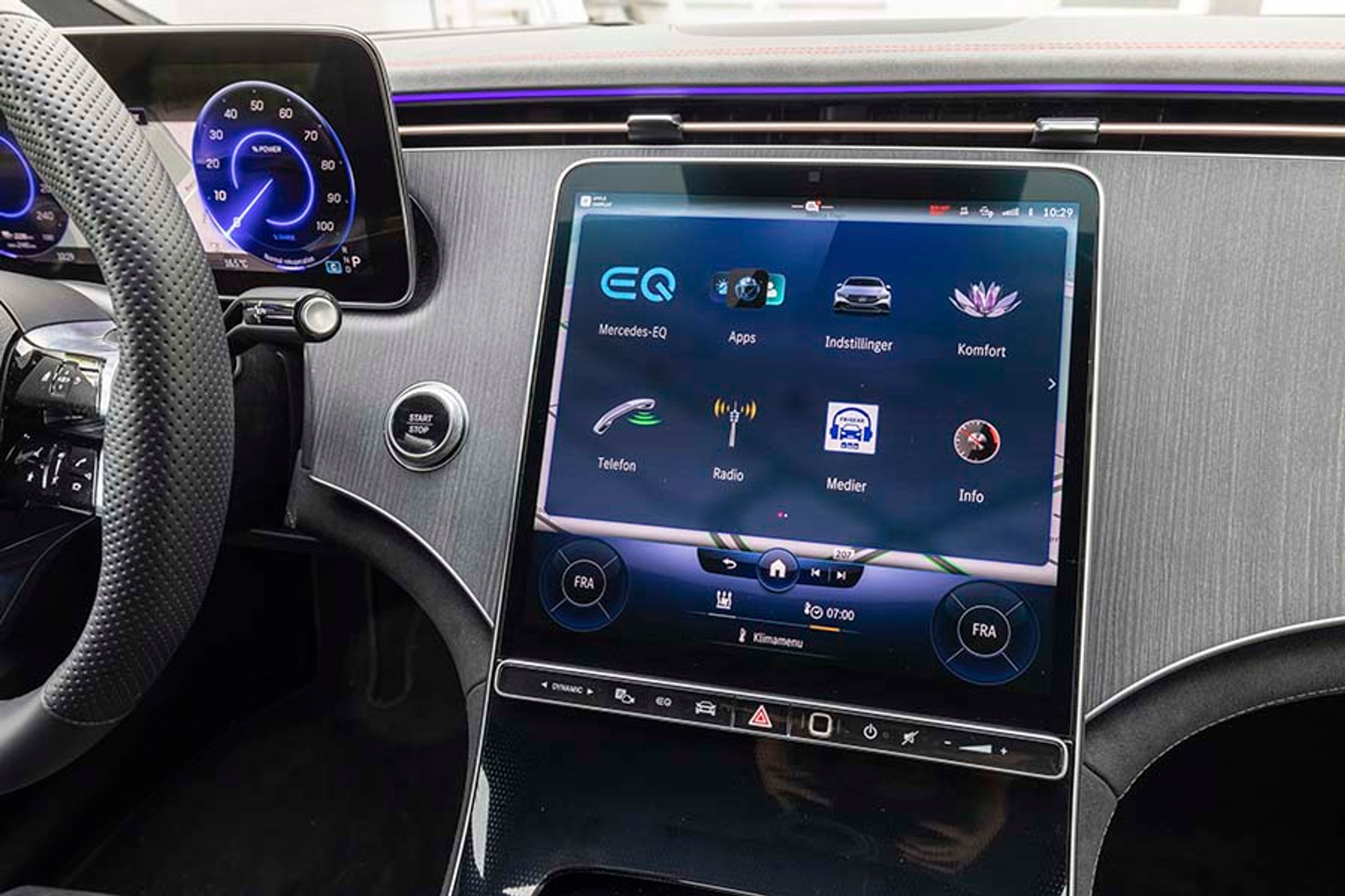 Den store skærm i midten har store trykfelter, der er lette at betjene med en finger, og der er danske menuer og dansk tale, ligesom systemet kan forstå danske kommandoer. Der er trådløs Apple CarPlay og Android Auto.