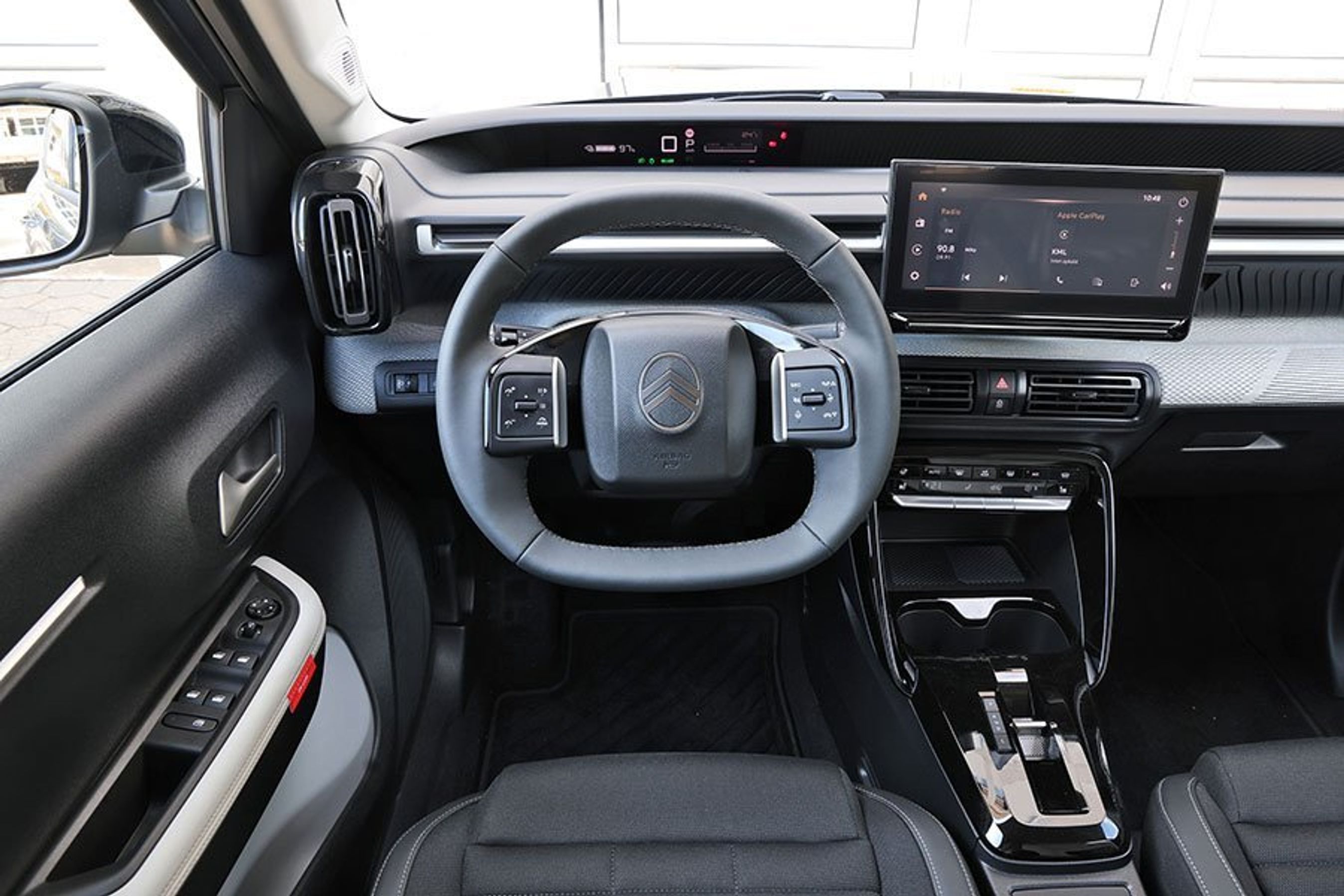 Førerpladsen i en Citroën ë-C3 Aircross