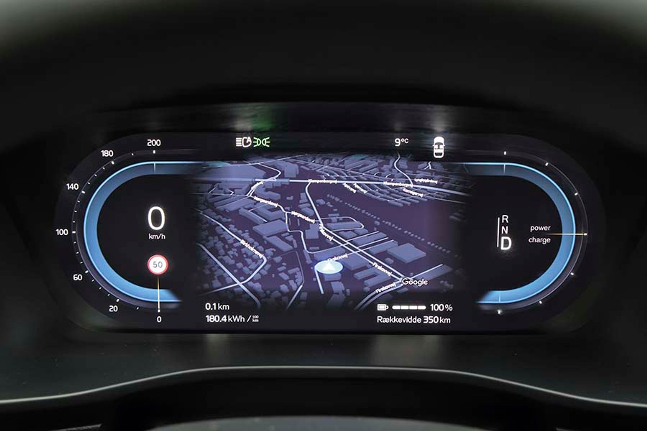 I instrumenthuset kan du få kortvisning fra Google Maps-navigationen. Men ellers er mulighederne for at personalisere visningen af instrumenterne meget begrænsede.