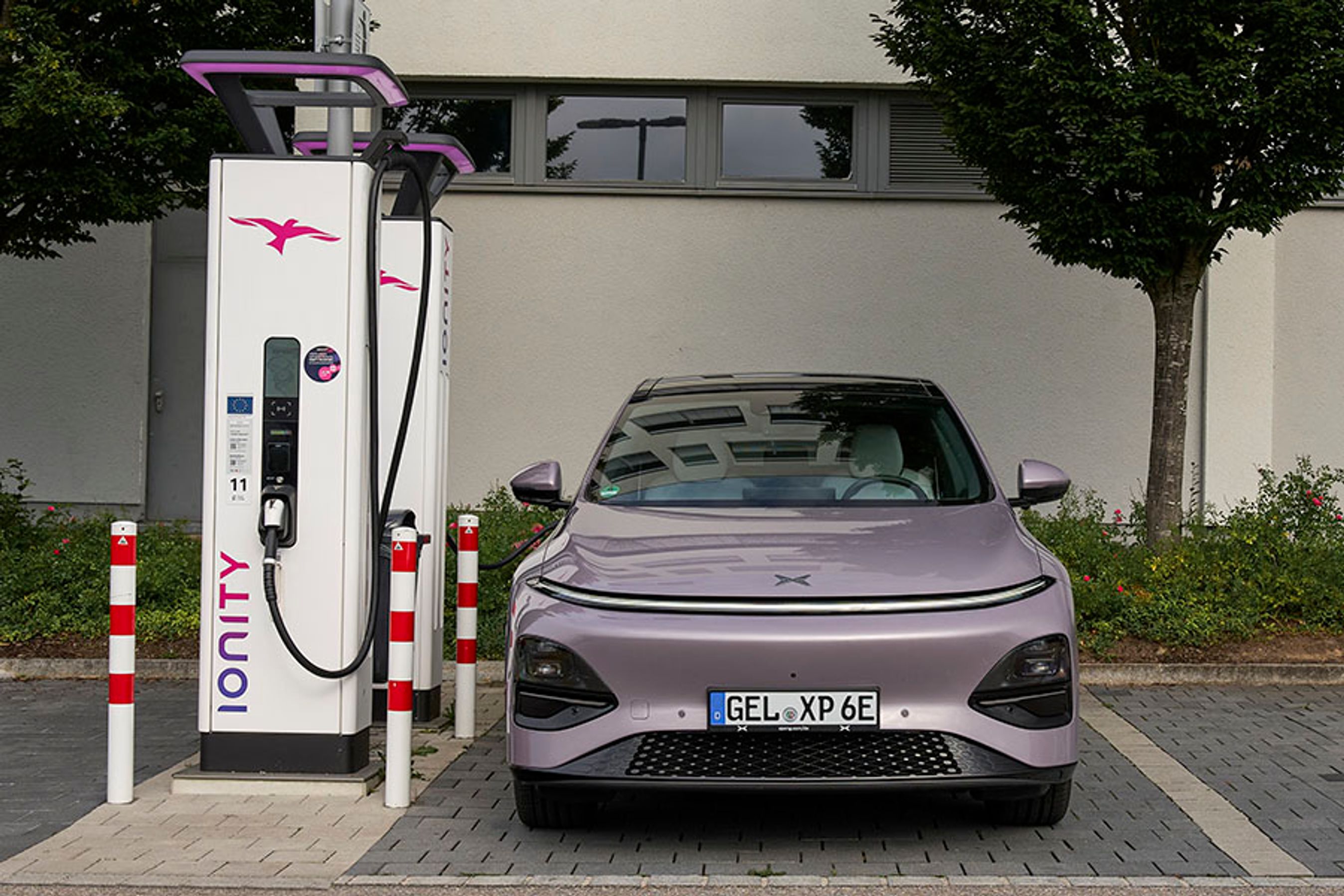 Den nye G6 er udstyret med LFP-batterier. Grundudgaven har et batteri på 69 kWh, og det kan oplades med op til 382 kW. De to større udgaver har et batteri på 81 kWh, der kan oplades med op til 451 kW.