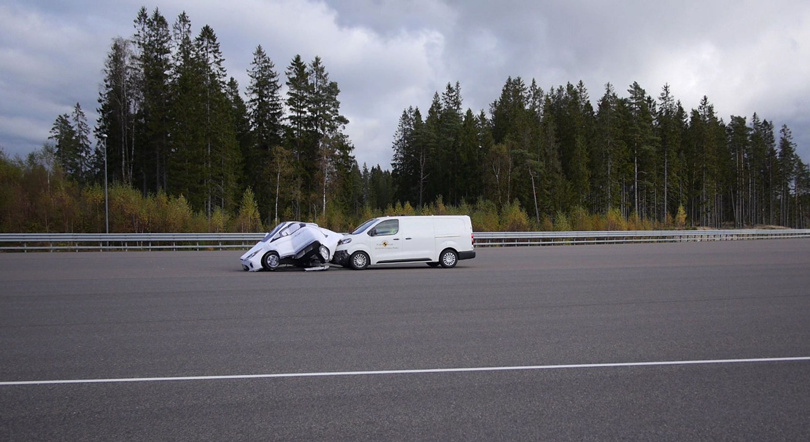 Varebil rammer testbil