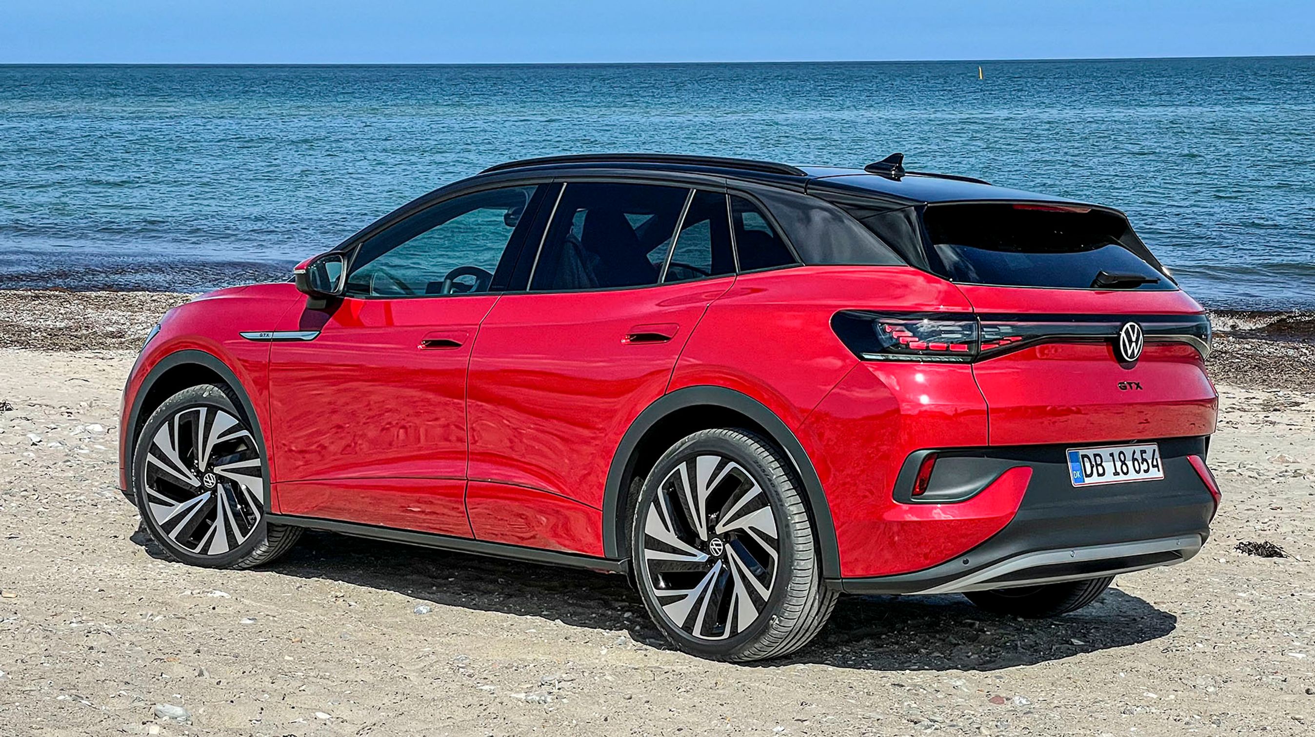 ID.4 GTX har sort tag som standard og – til forskel fra øvrige ID.4-modeller – et bånd mellem bilside og tag i højglans-grå.