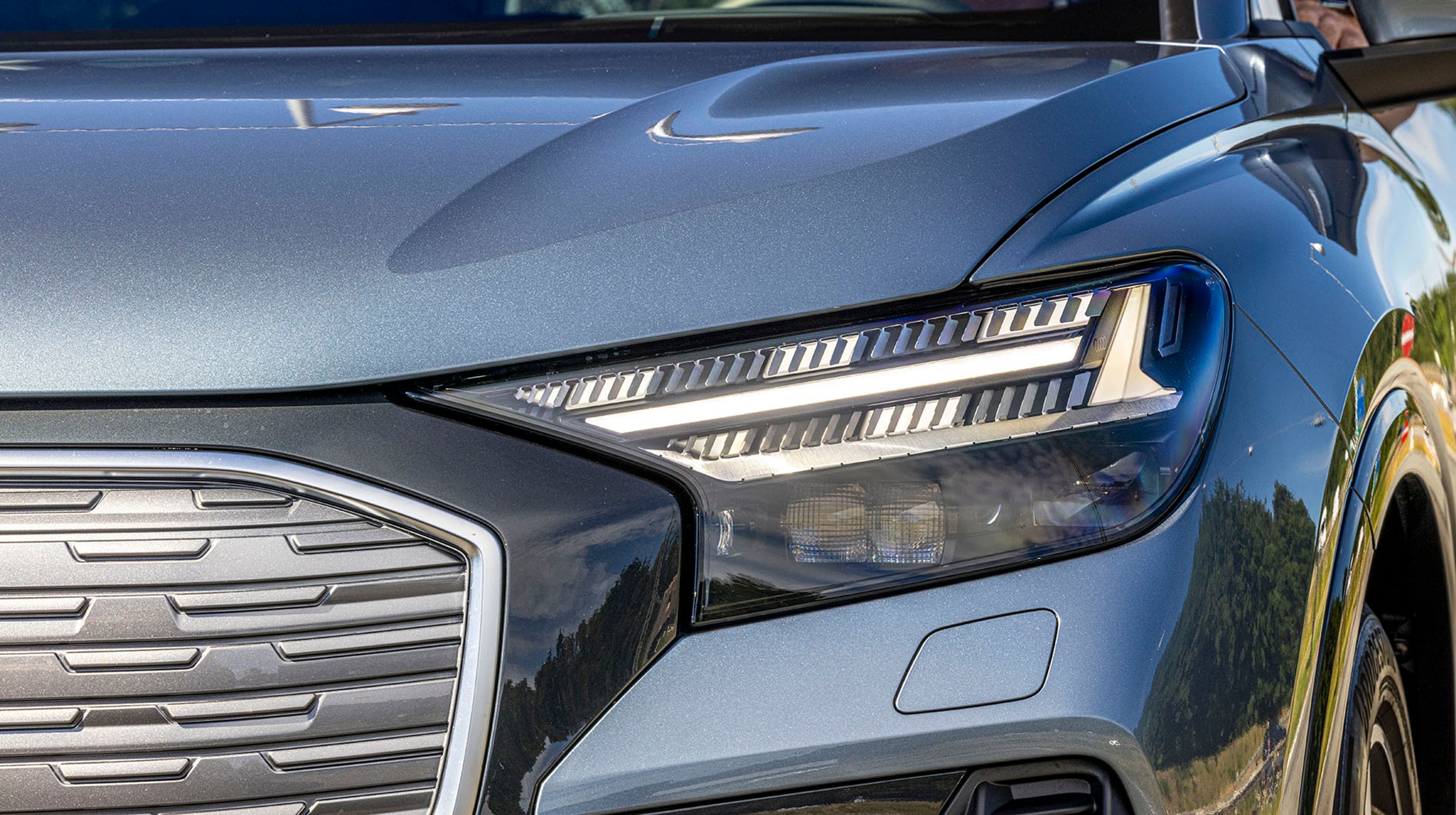 Der er fire smarte LED-visninger, hvis du opgraderer til adaptive forlygter. Det er med i en teknikpakke, ellers koster de 10.000 kr., et af de kryds man skal sætte på bilen. Dels får du markant bedre lys på bilen, dels ser bilen bare bedre ud!