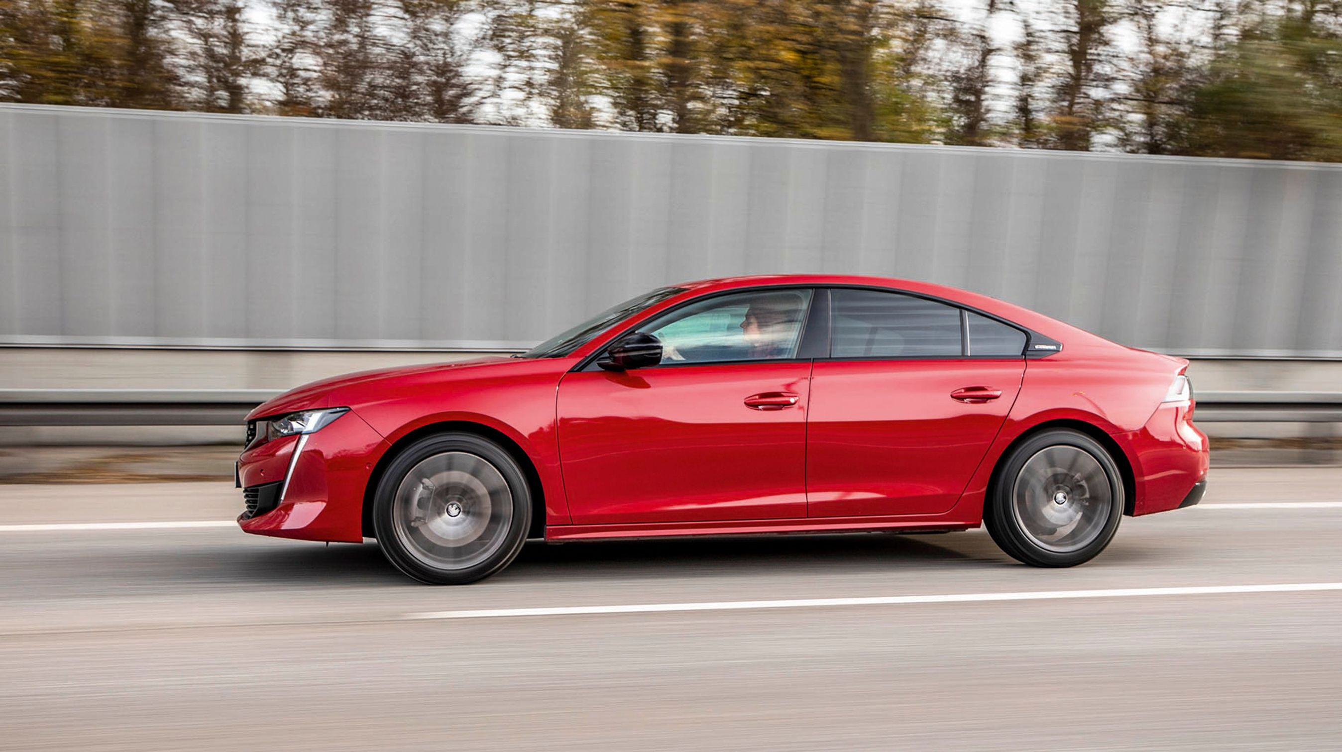 Topmodellen fra Peugeot hedder fortsat 508. Men i denne nye generation er designet ændret markant med skarpe linjer og flotte detaljer. Det gør 508 til en af de mest opsigtsvækkende i klassen.