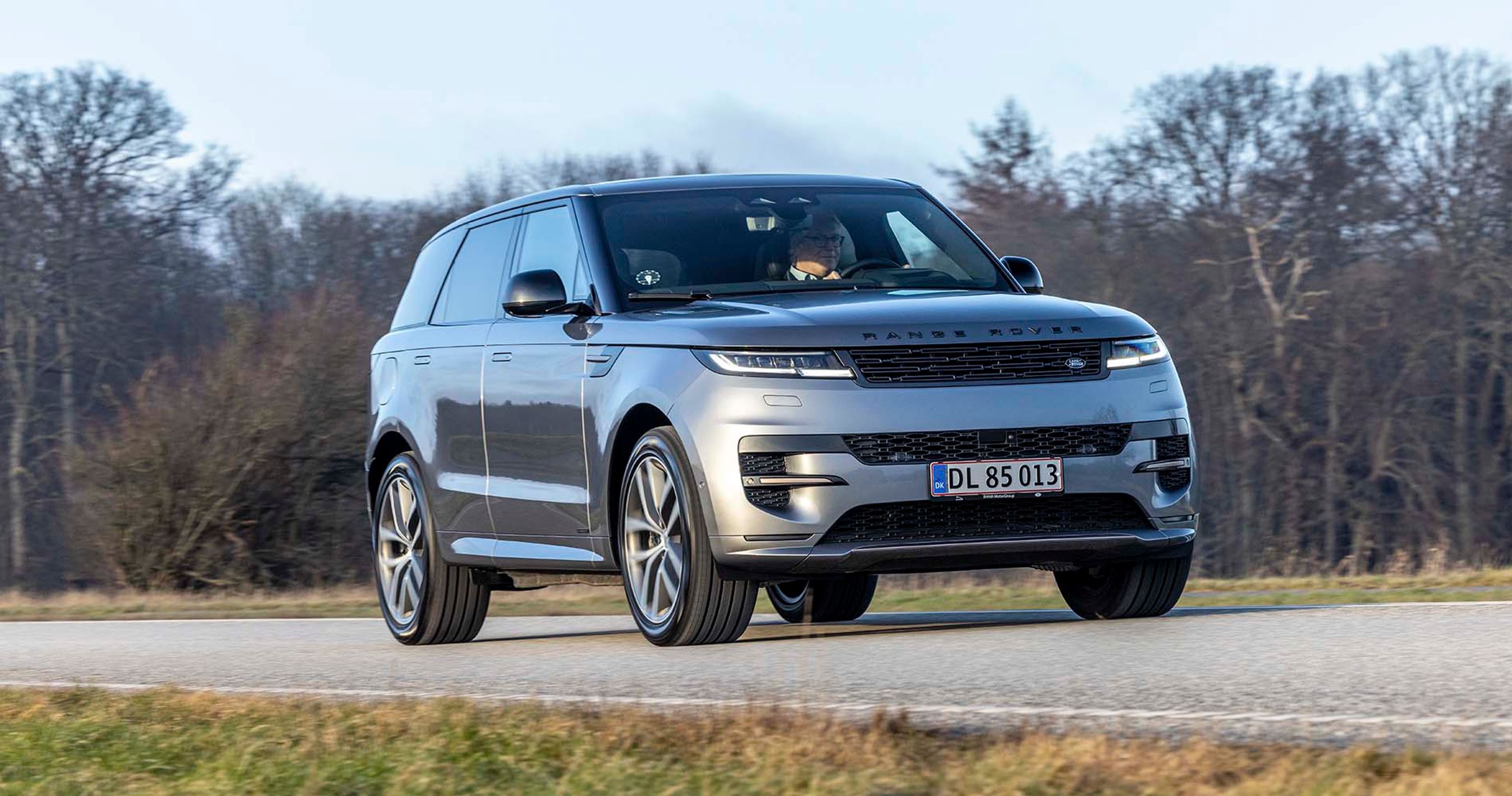Range Rover Sport kører på landevej med træer i baggrunden