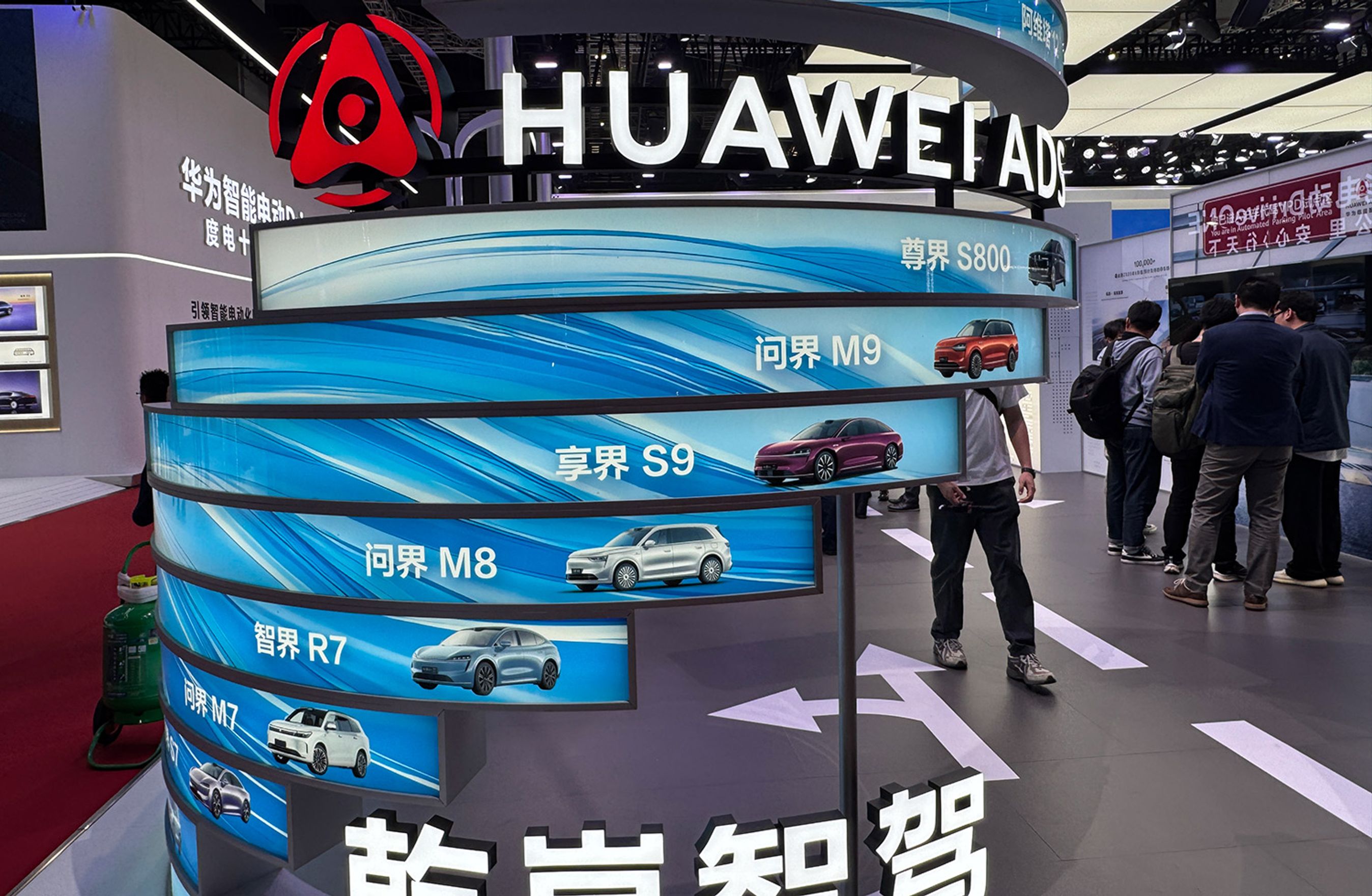 Huawei overalt. Elektronikgiganten, der er ved at blive Kinas Bosch, leverer central hardware og software til rigtig mange bilmodeller. Desuden har Huawei oprettet nye bilmærker i joint venture med flere af Kinas bilproducenter.