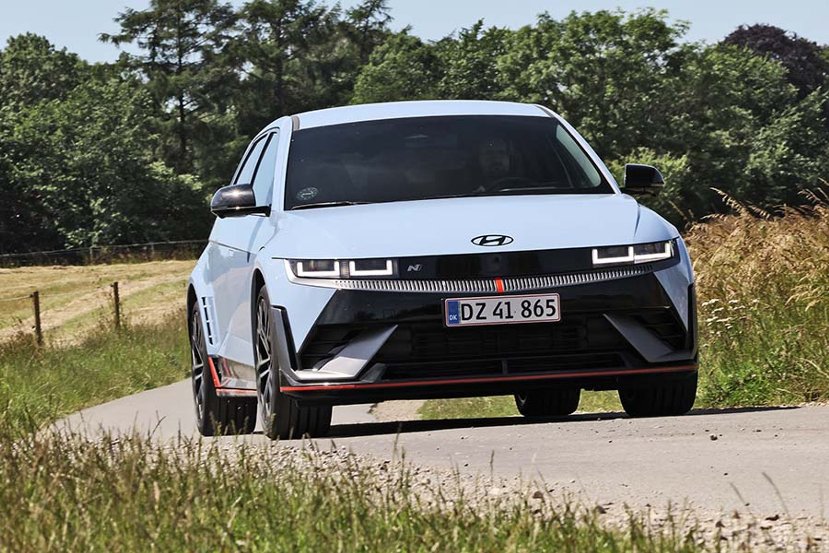 Diskret er Ioniq 5 N ikke. Testbilen var i Hyundais performancefarve „Performance Blue“. Der er hele 10 farver at vælge imellem, og standardfarven er orange med perlemoreffekt! Dertil kommer også de markante røde designdetaljer langs bilens bund samt over nummerpladen.
