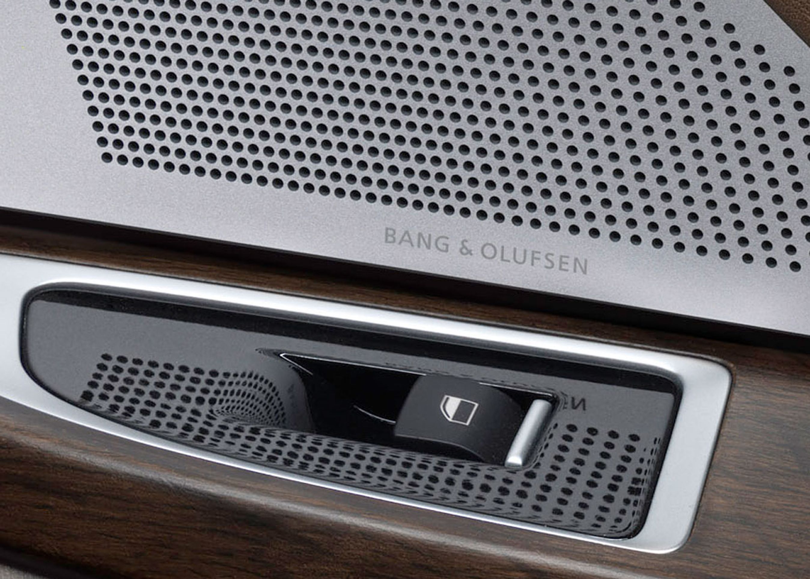 Nærbillede af dørhøjttalerne. B&O bruger en særlig teknik til at bore huller i aluminium-pladen.